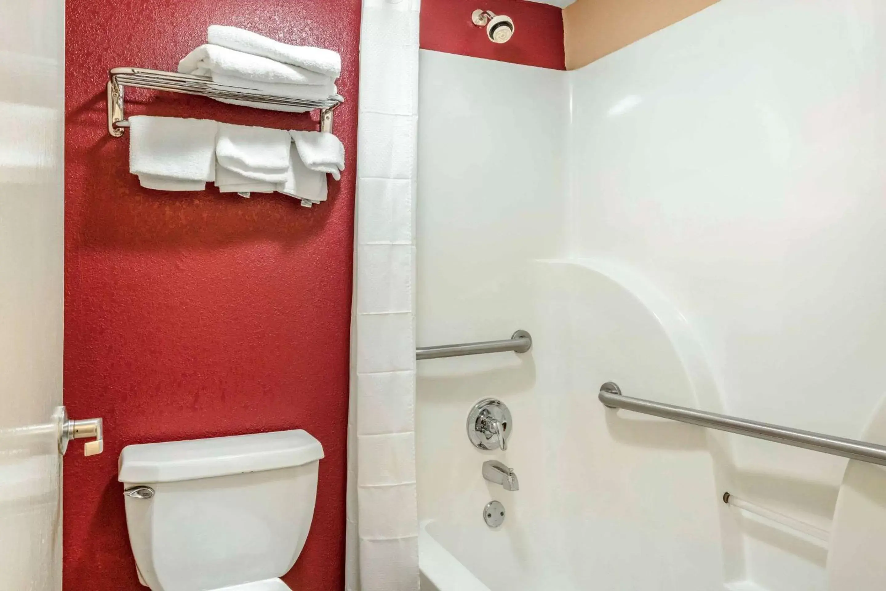 Bathroom in Rodeway Inn Prattville I-65