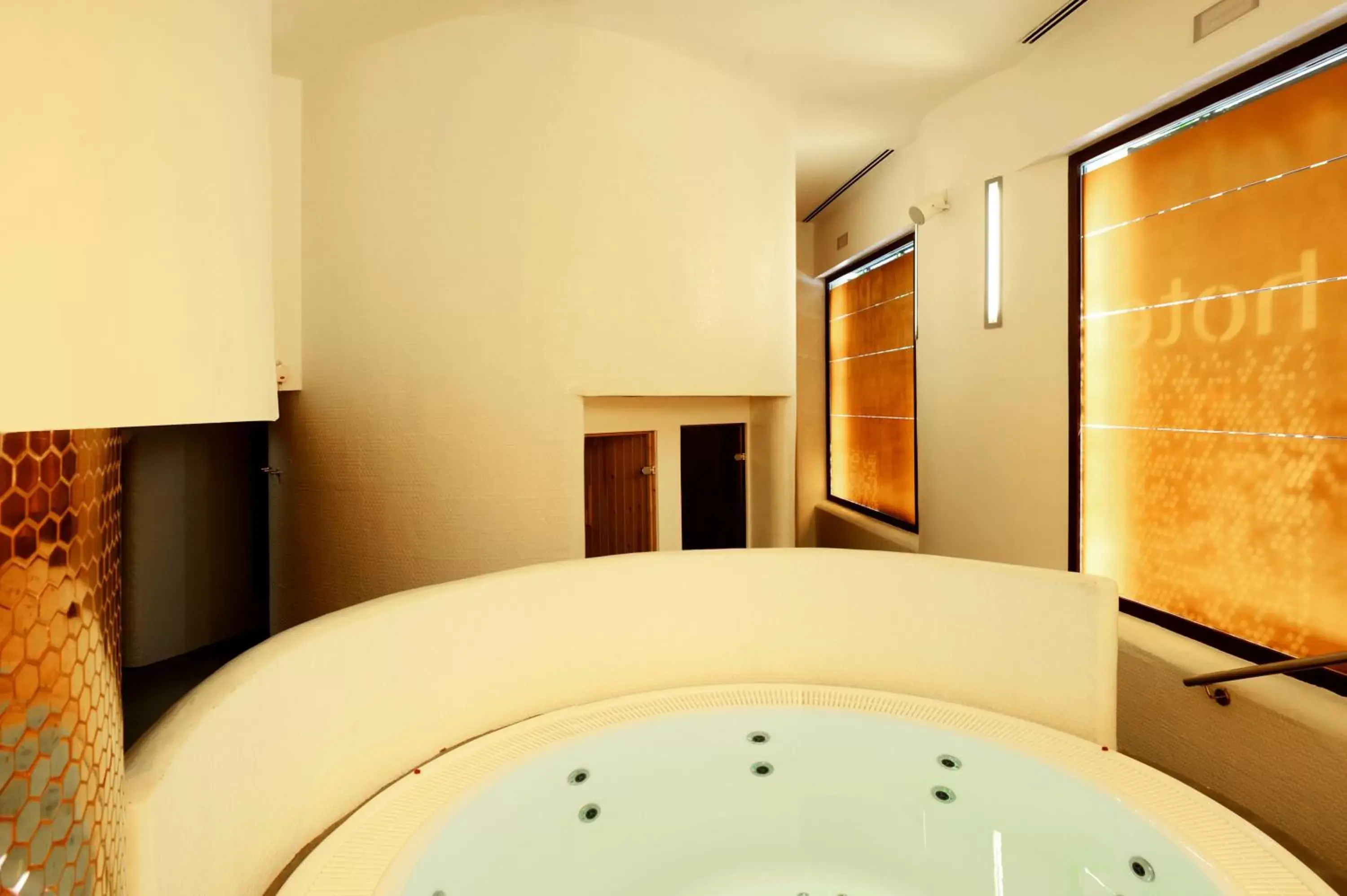 Hot Tub in Hotel Macià Granada Five Senses Rooms & Suites
