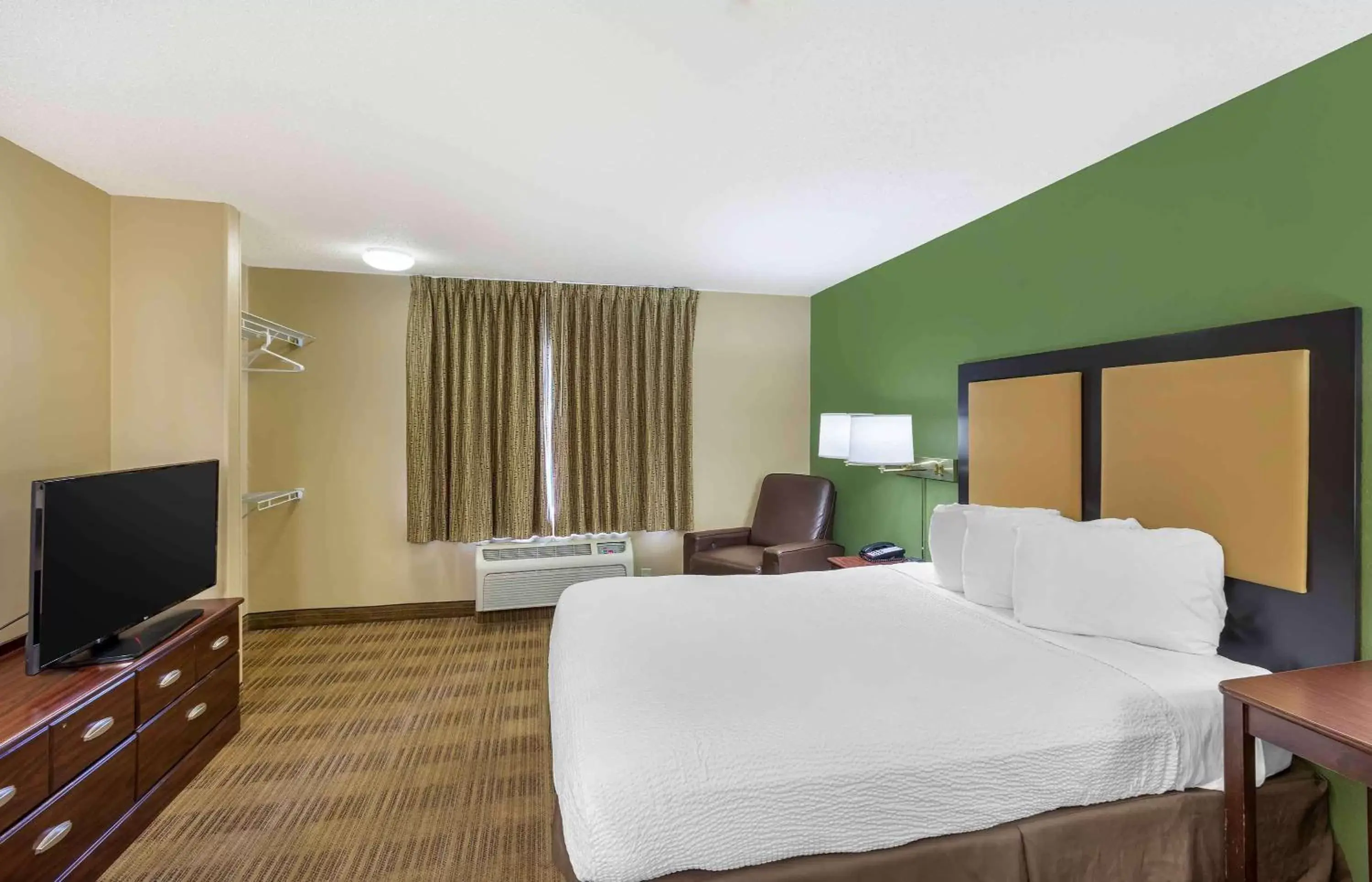 Bedroom, Bed in Extended Stay America Suites - Milwaukee - Wauwatosa