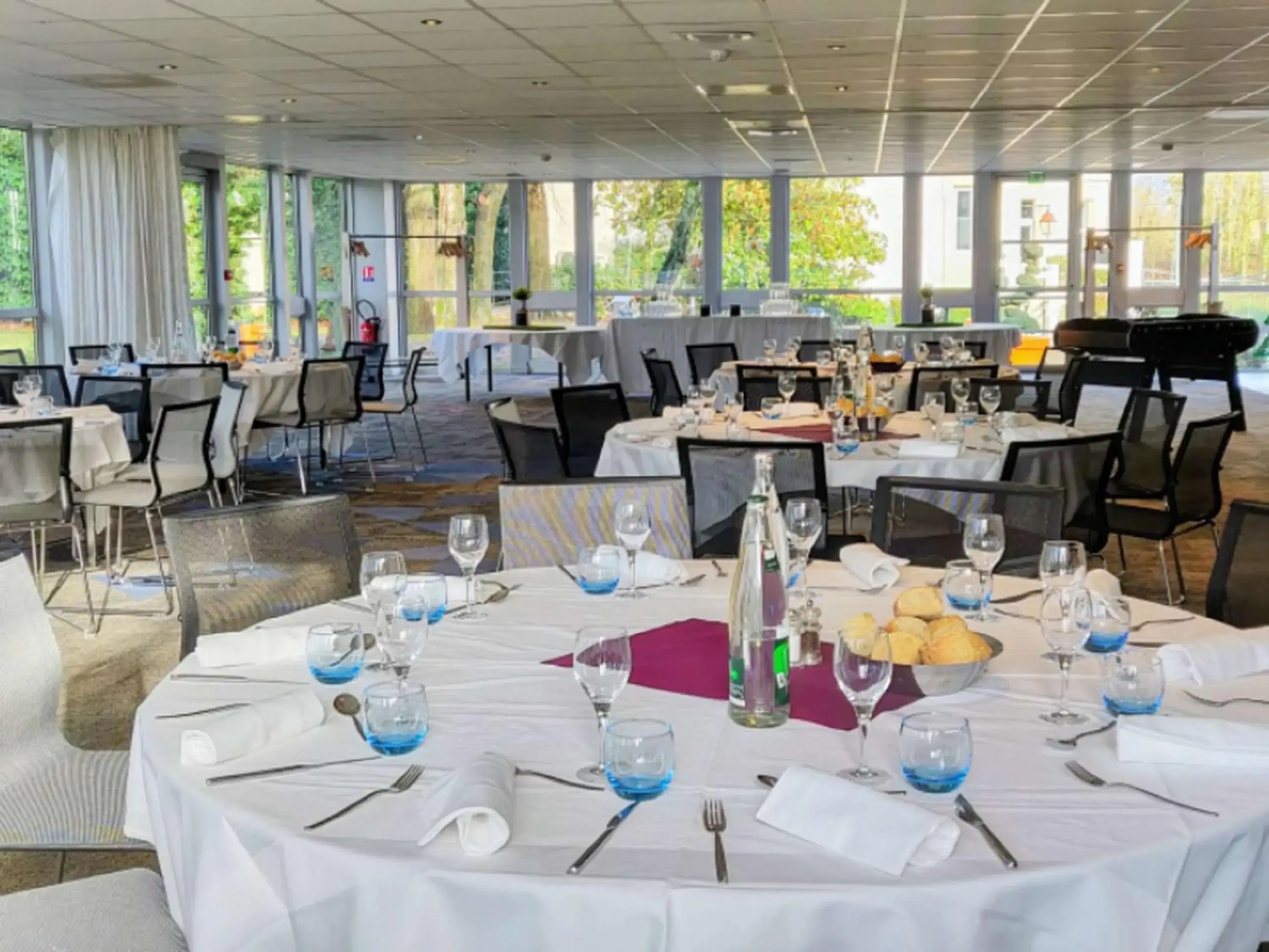 On site, Restaurant/Places to Eat in Novotel Paris Saclay