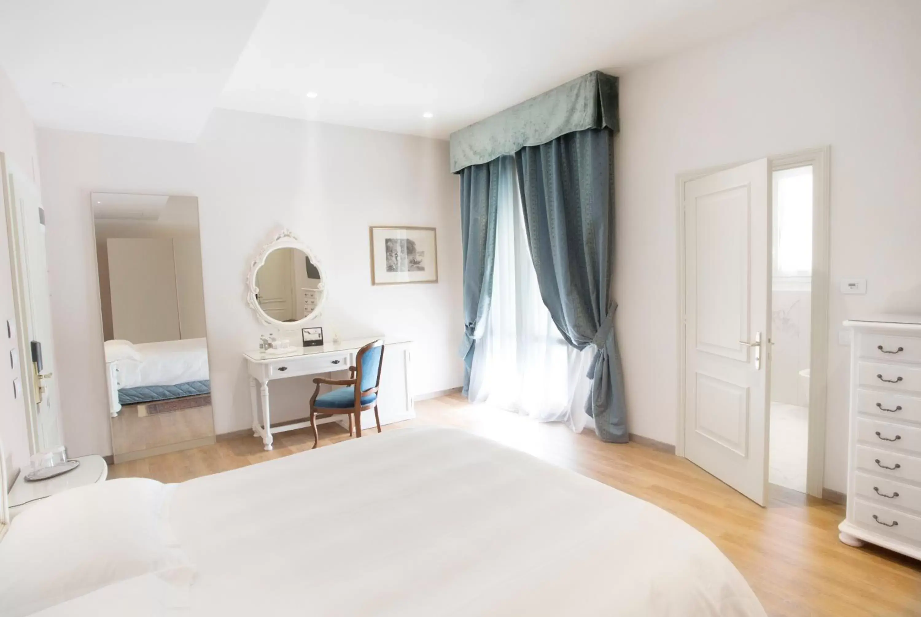 Photo of the whole room, Bed in Grand Hotel Trieste & Victoria