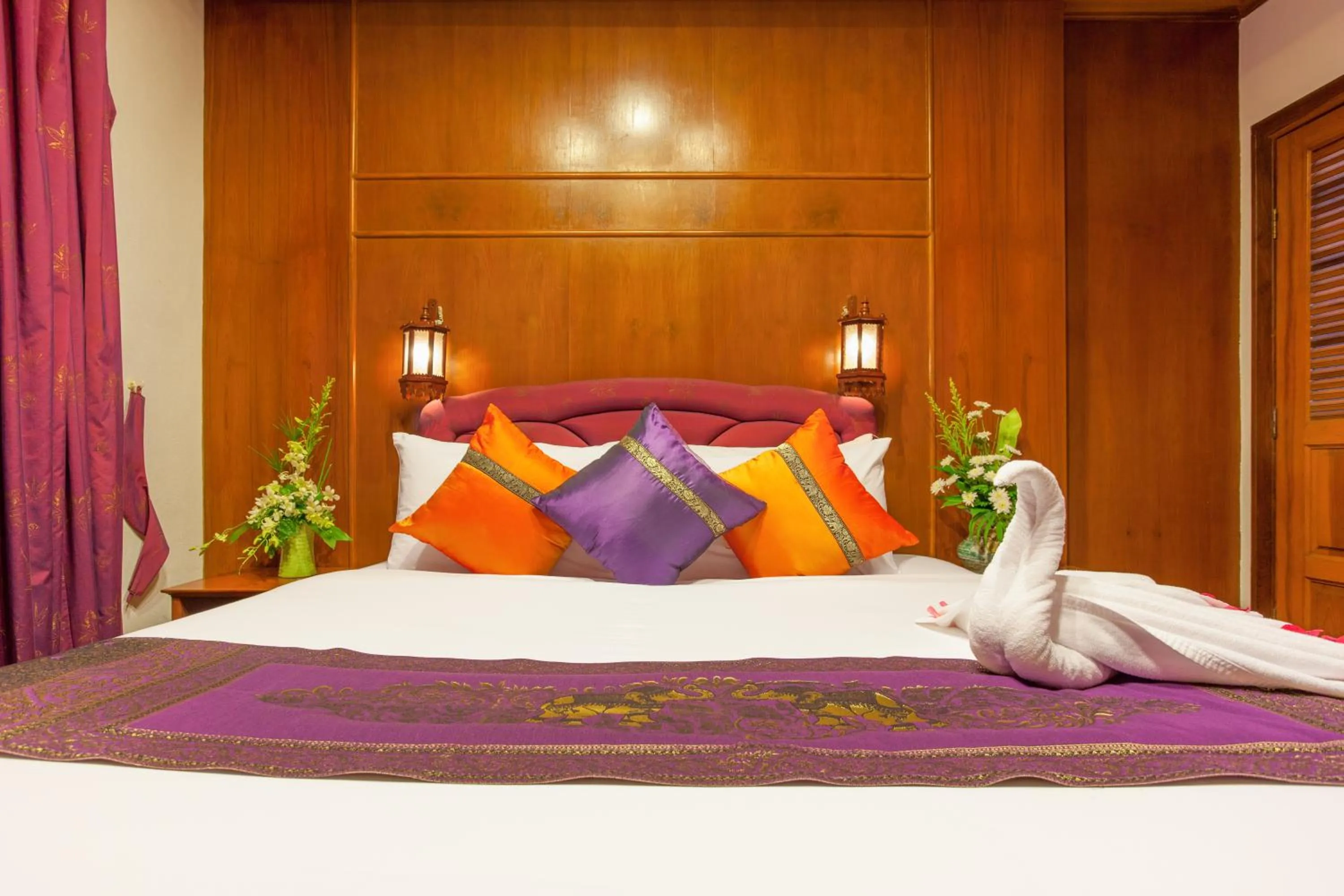 Bed in Royal Phawadee Village Patong - 2 Minutes walk to the beach