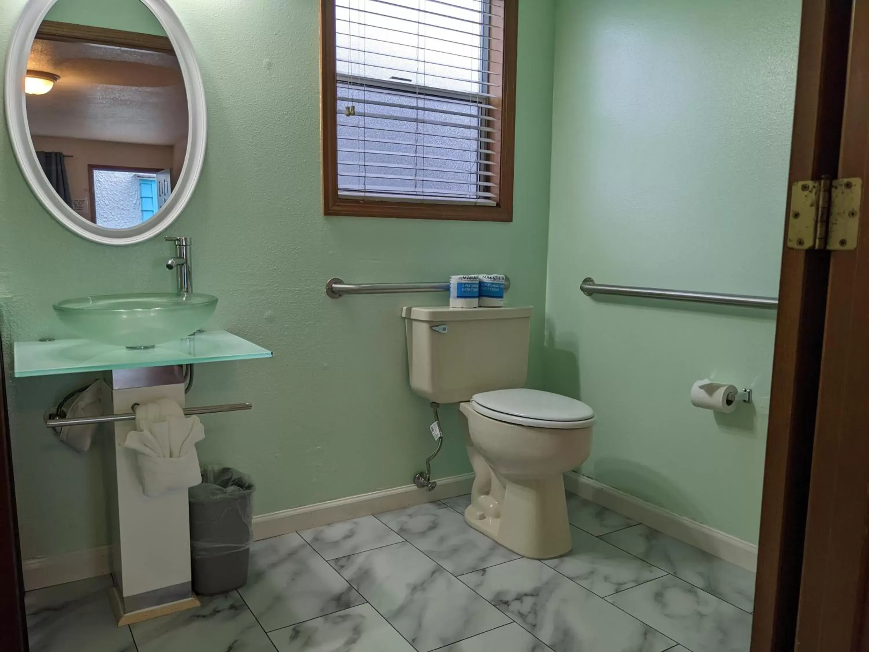 Toilet, Bathroom in Hillcrest Inn