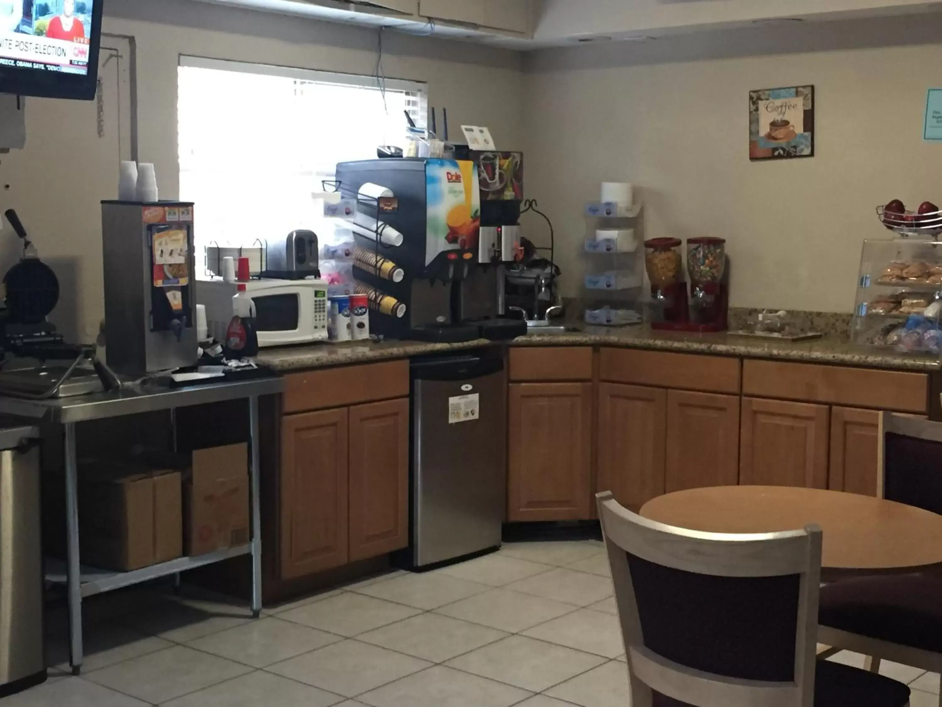 Continental breakfast, Restaurant/Places to Eat in Townhouse Inn and Suites