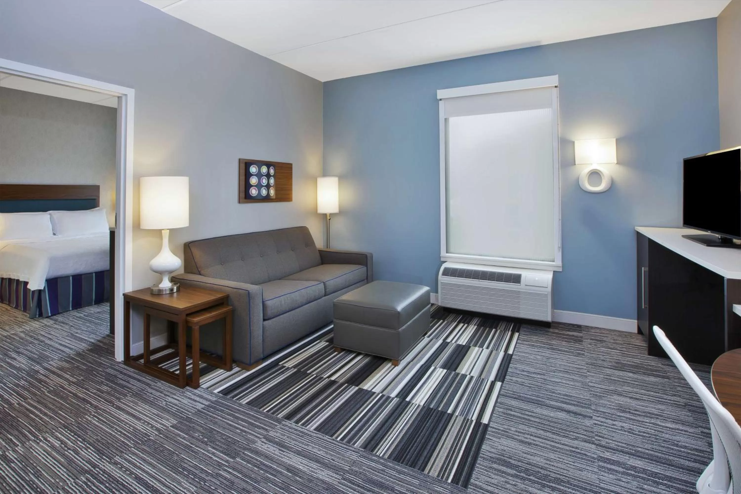 Living room, Bed in Home2 Suites By Hilton Pittsburgh Area Beaver Valley