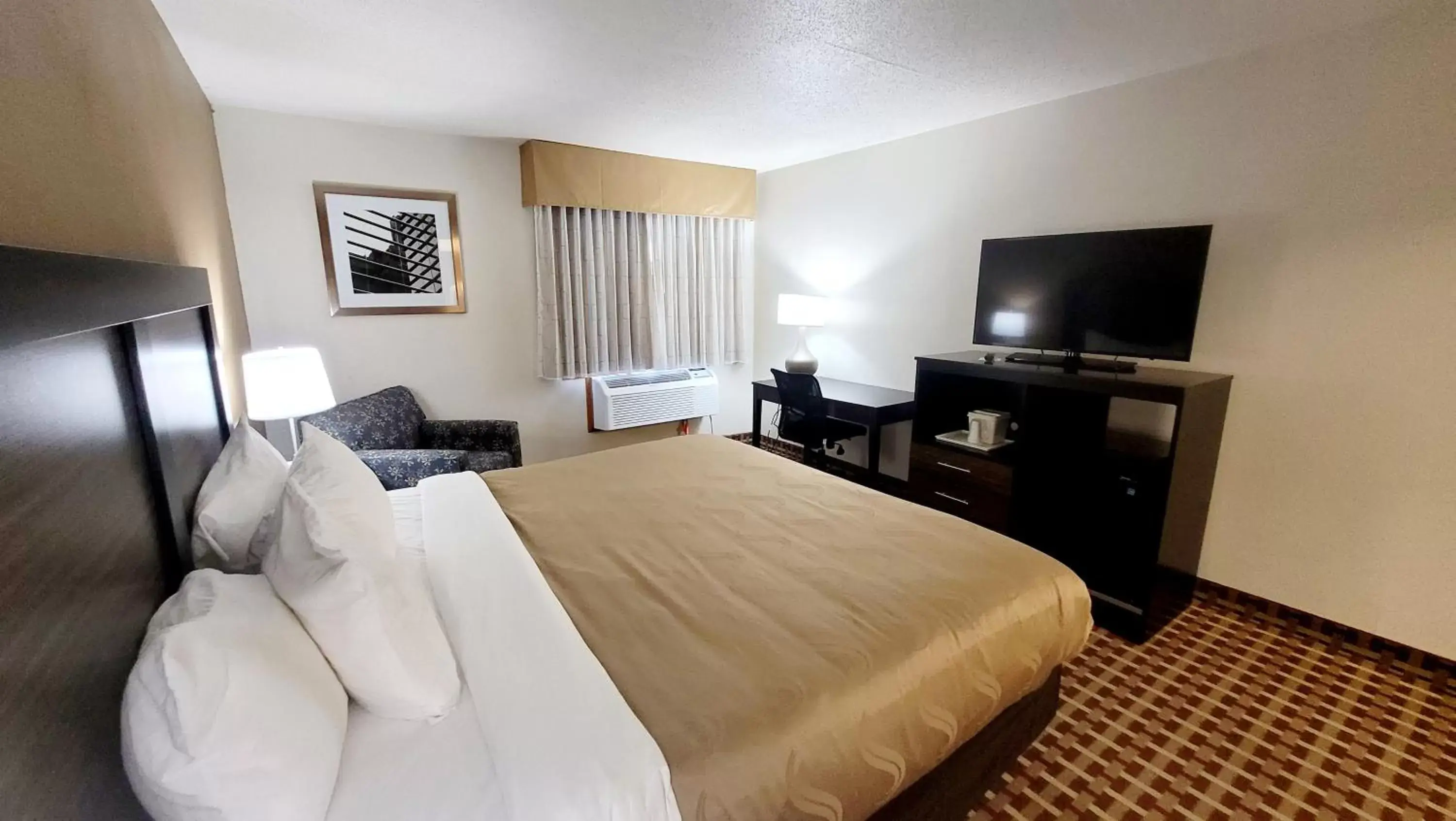 Photo of the whole room, Bed in Quality Inn & Suites Marion