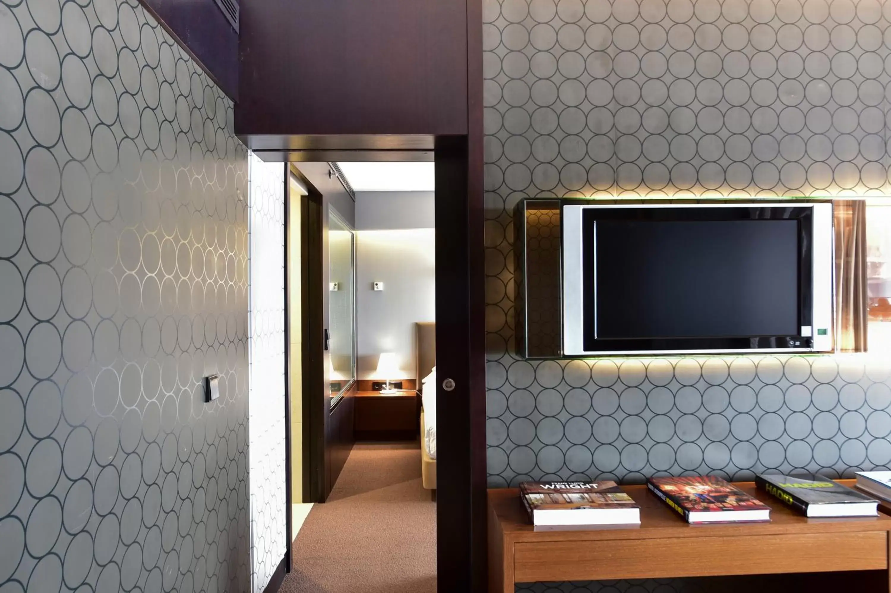 Bed, TV/Entertainment Center in Porto Palácio Hotel by The Editory