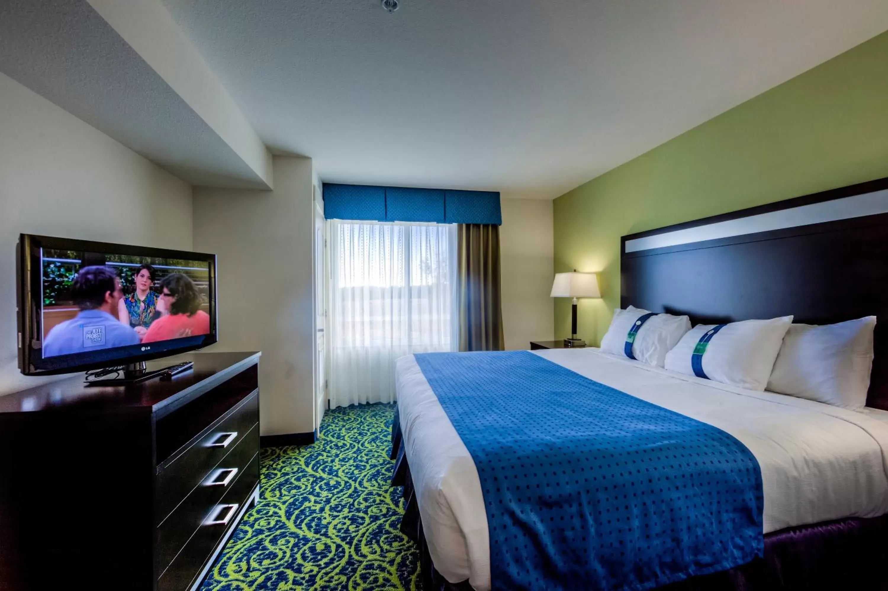 Photo of the whole room, Bed in Holiday Inn Richmond, an IHG Hotel