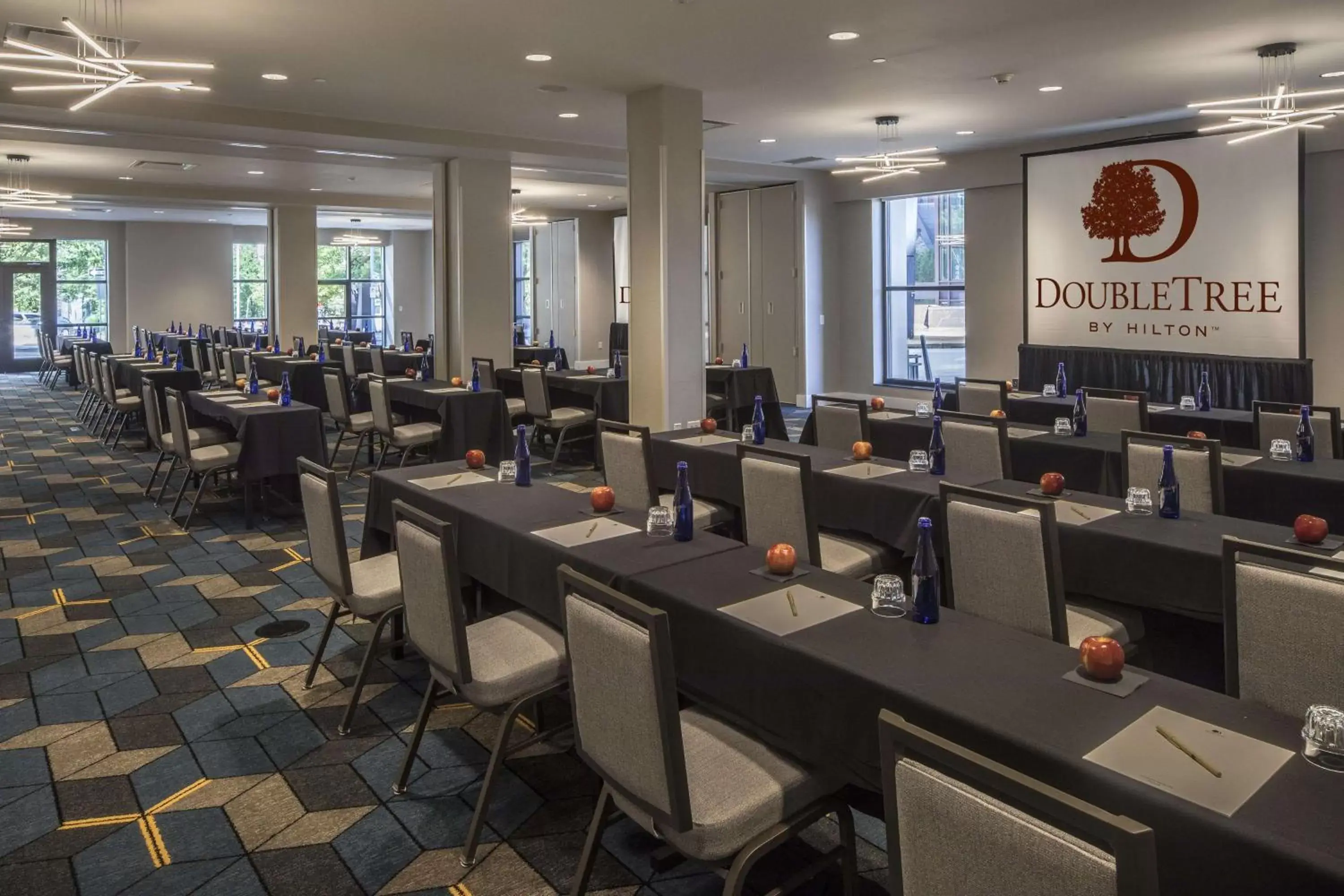 Meeting/conference room, Restaurant/Places to Eat in DoubleTree by Hilton Hotel & Suites Pittsburgh Downtown