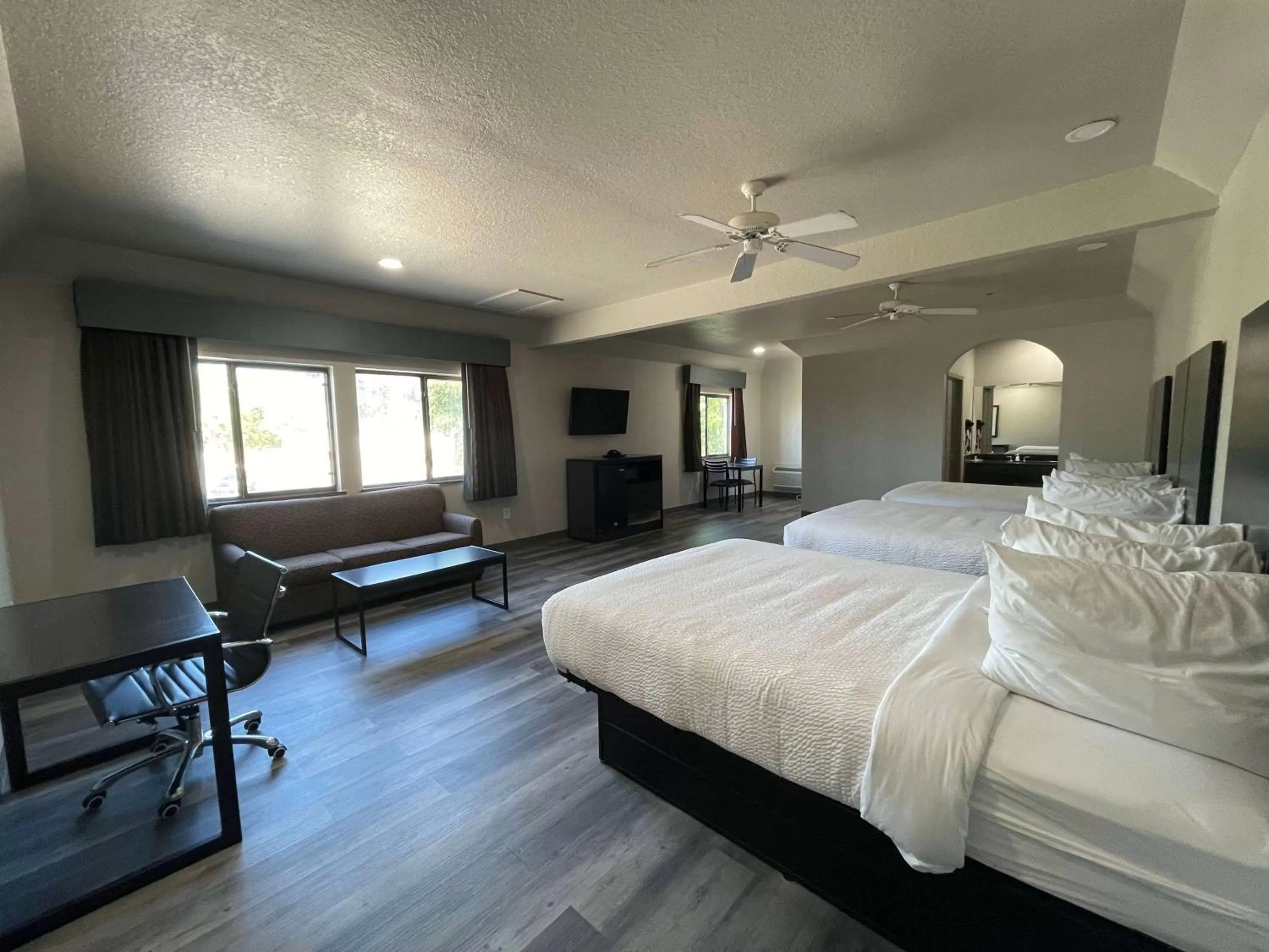 Photo of the whole room, Bed in Days Inn by Wyndham Dickinson TX