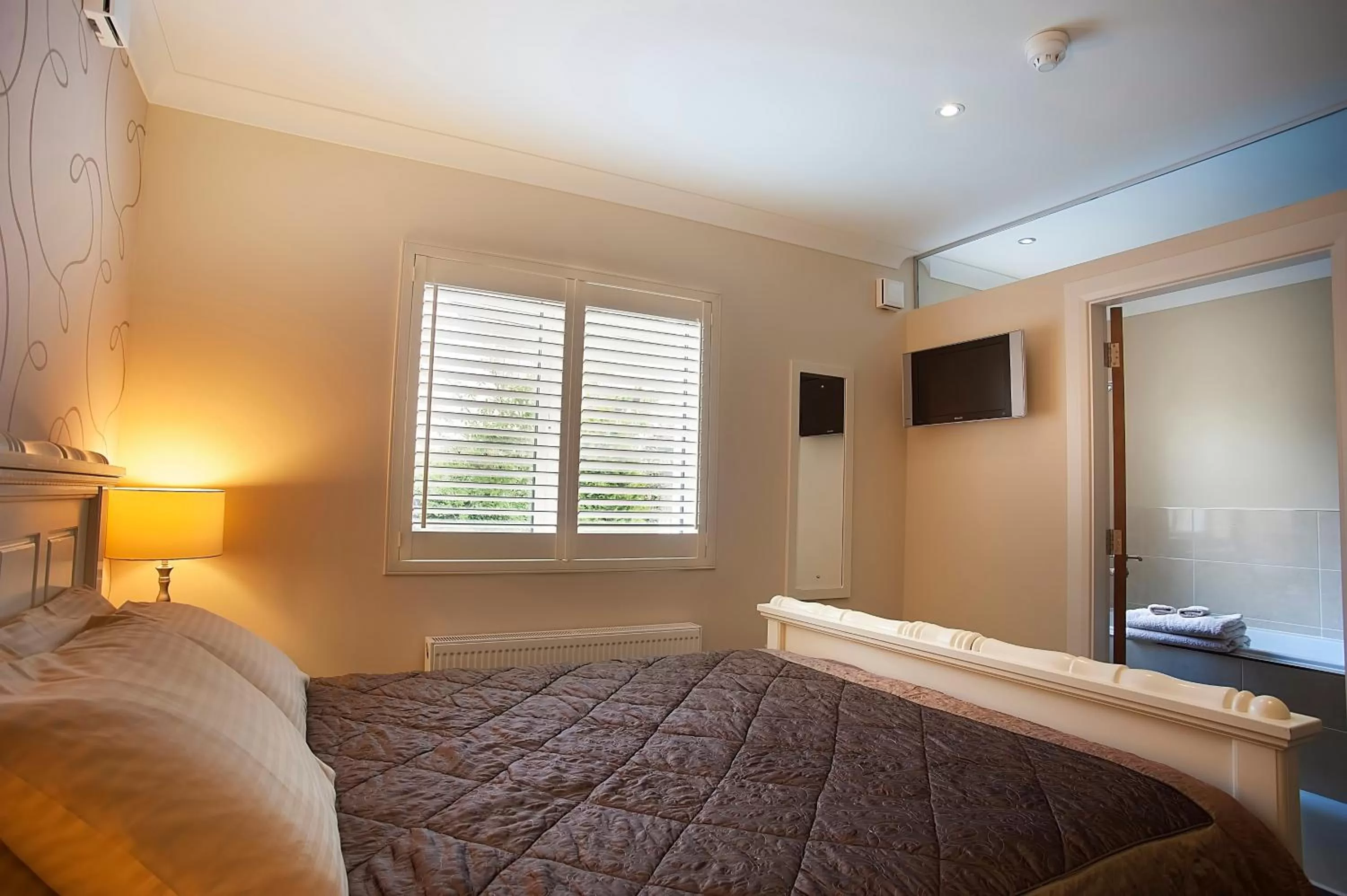 Photo of the whole room, Bed in Sea Breeze Lodge B&B Galway