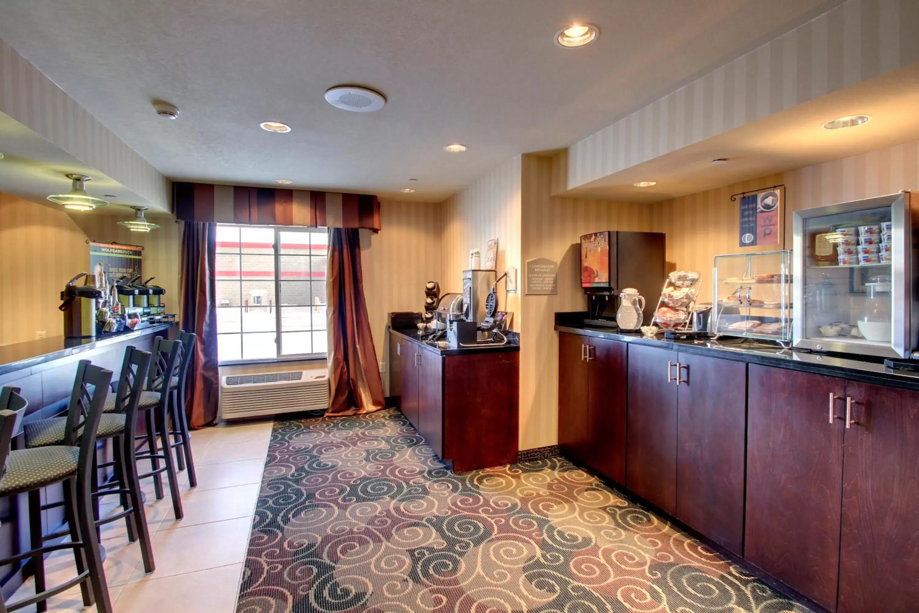 Continental breakfast, Restaurant/Places to Eat in Cobblestone Inn & Suites - Carrington