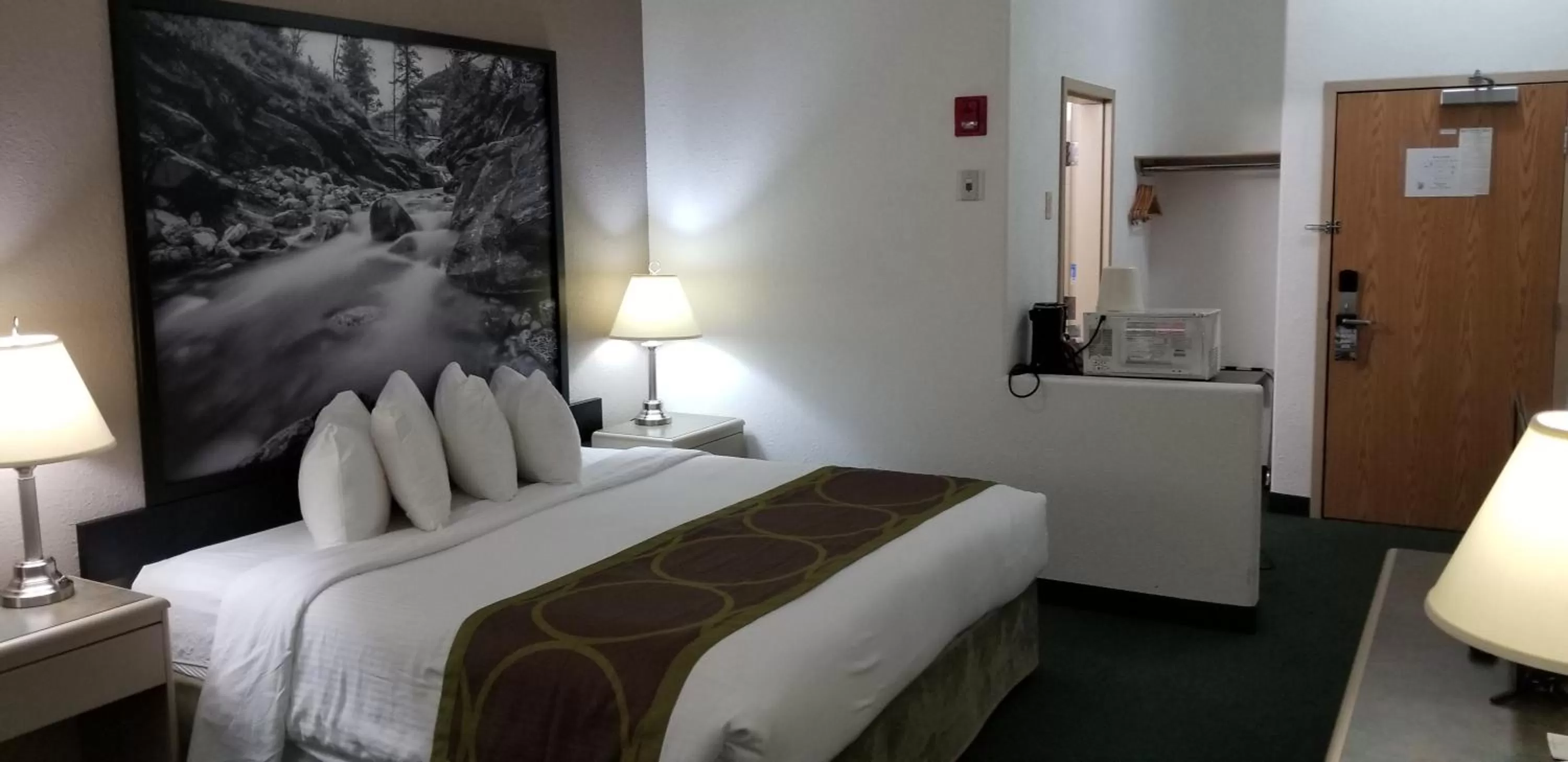 Photo of the whole room, Bed in Super 8 by Wyndham Pincher Creek AB