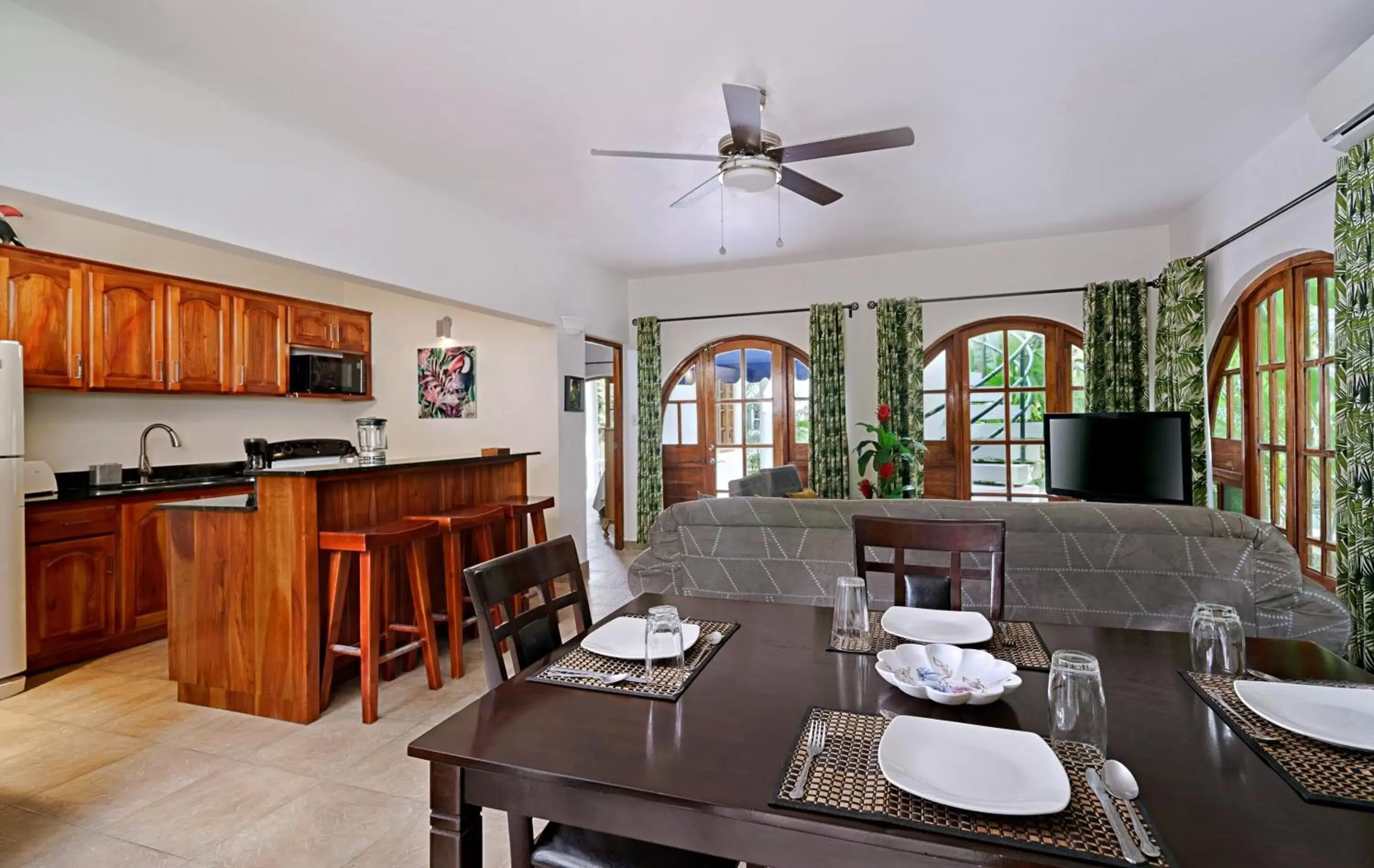 Living room, Restaurant/Places to Eat in Beach House Condos, Negril