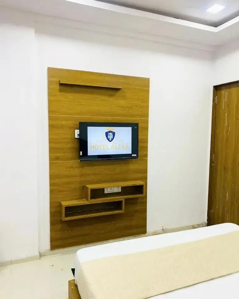 TV and multimedia, TV/Entertainment Center in Hotel Alexa