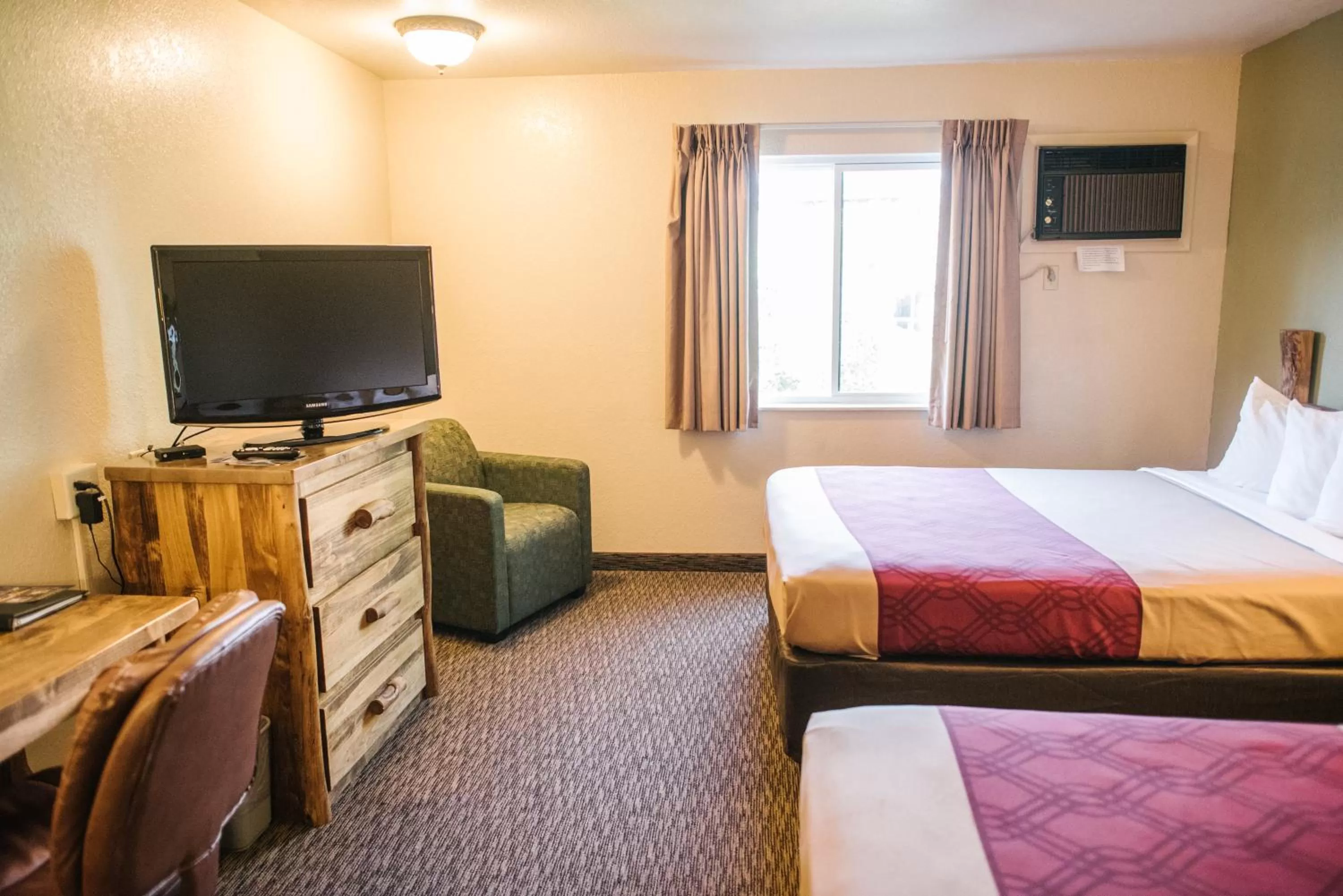 Property building, Bed in Econo Lodge, Downtown Custer Near Custer State Park and Mt Rushmore