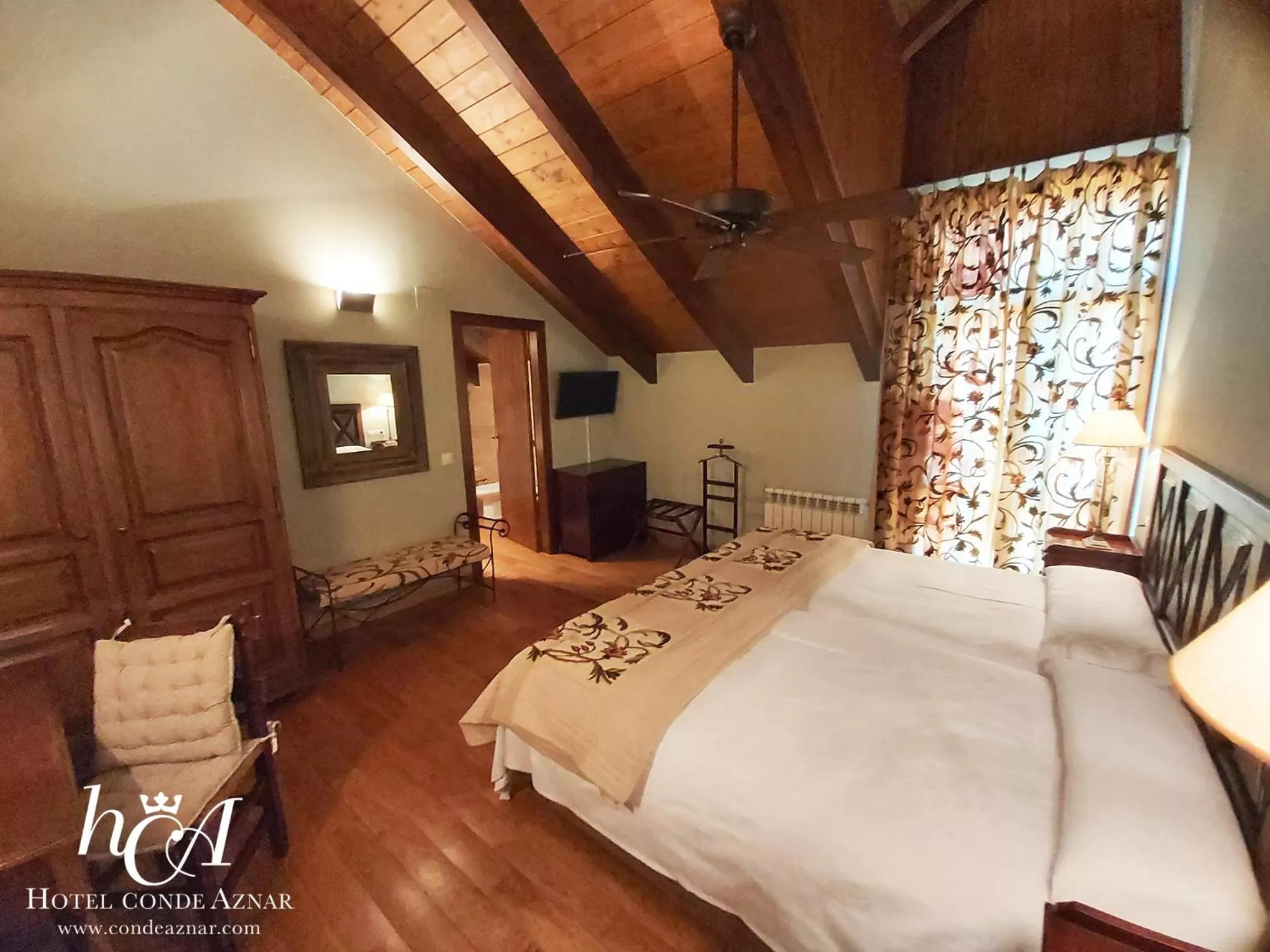 Photo of the whole room, Bed in Conde Aznar