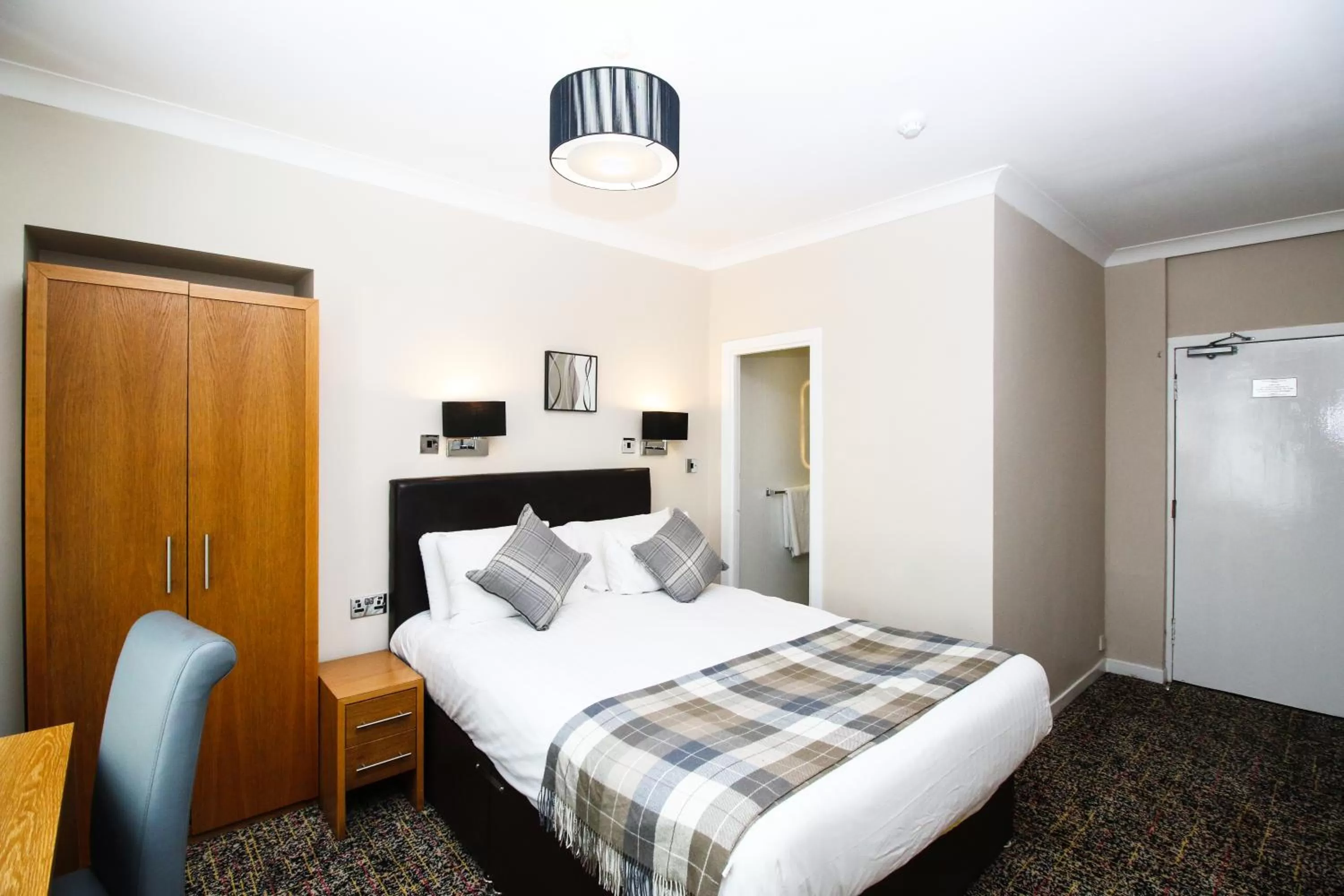 Bedroom, Bed in Kelvingrove Hotel - Sauchiehall St