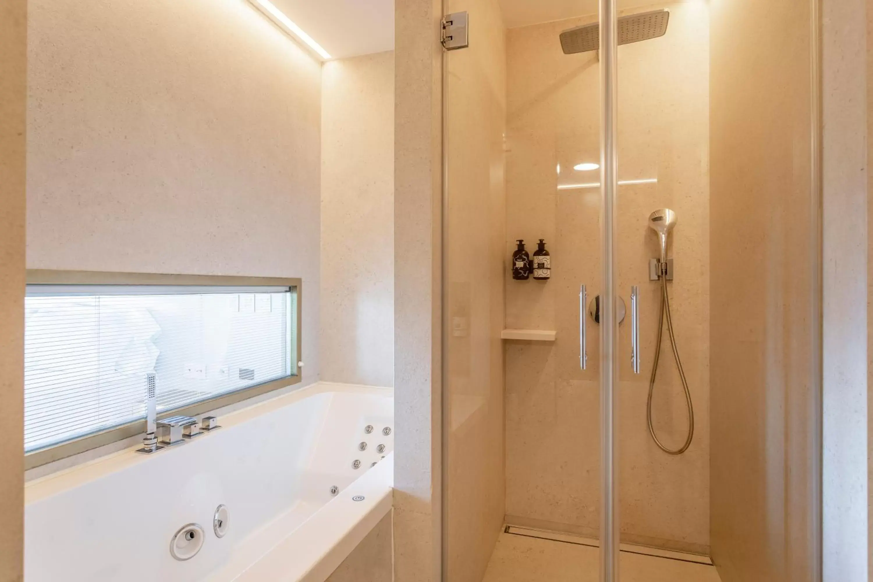 Shower, Bathroom in Hotel Spa Porta Maris by Melia