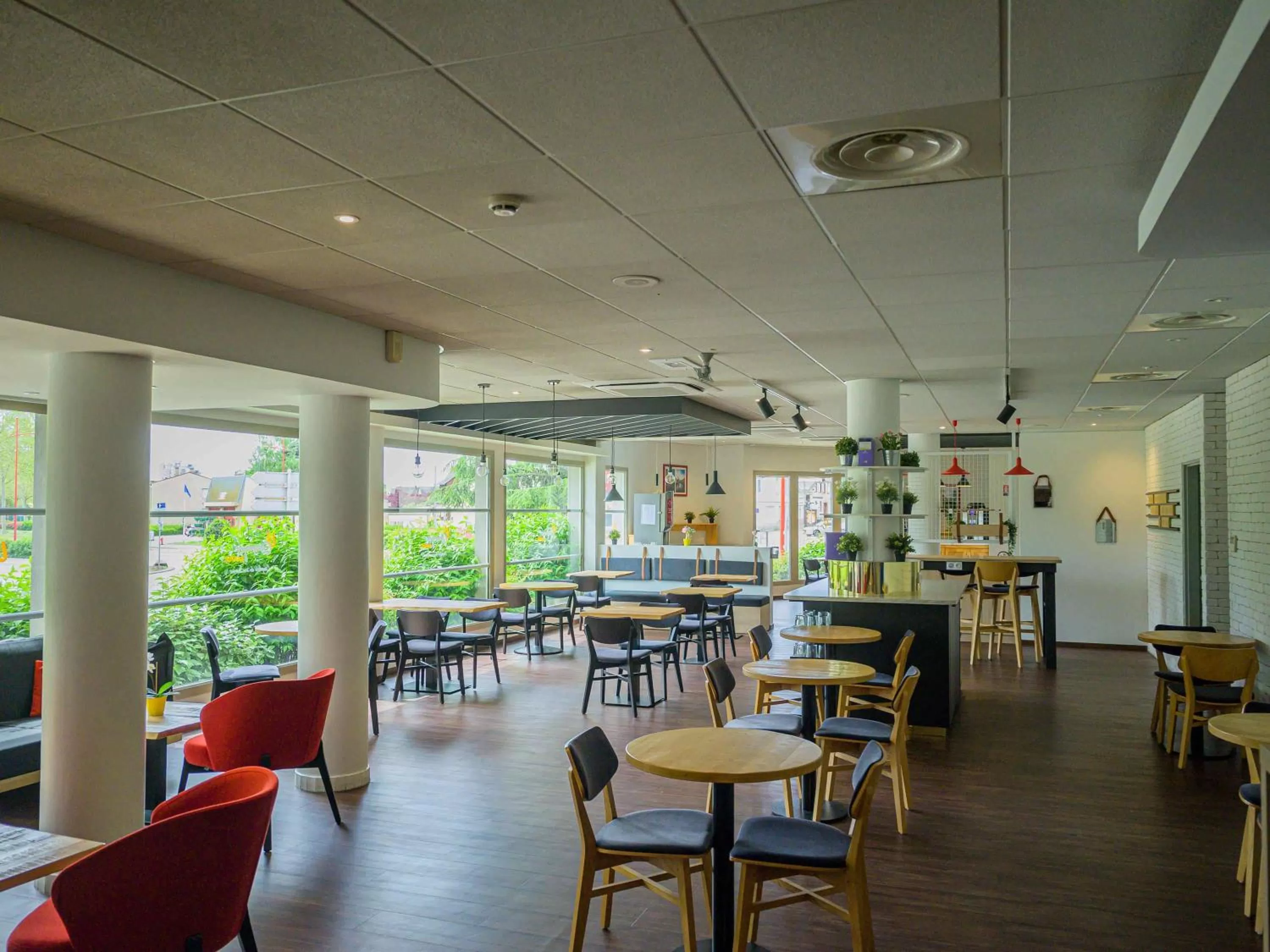 Restaurant/places to eat in ibis Strasbourg Aéroport Le Zénith