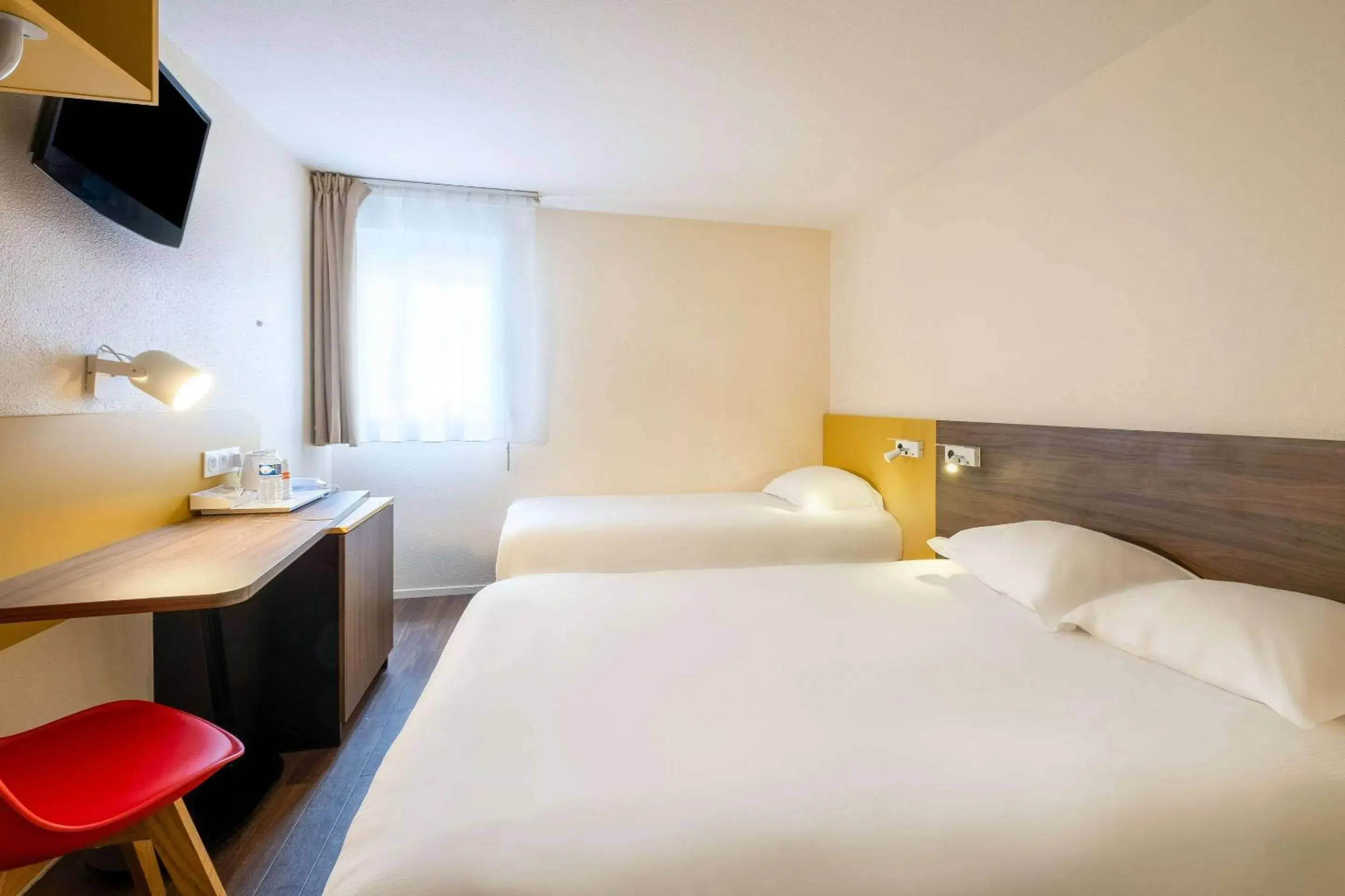 Photo of the whole room, Bed in Comfort Hotel Lille Lomme
