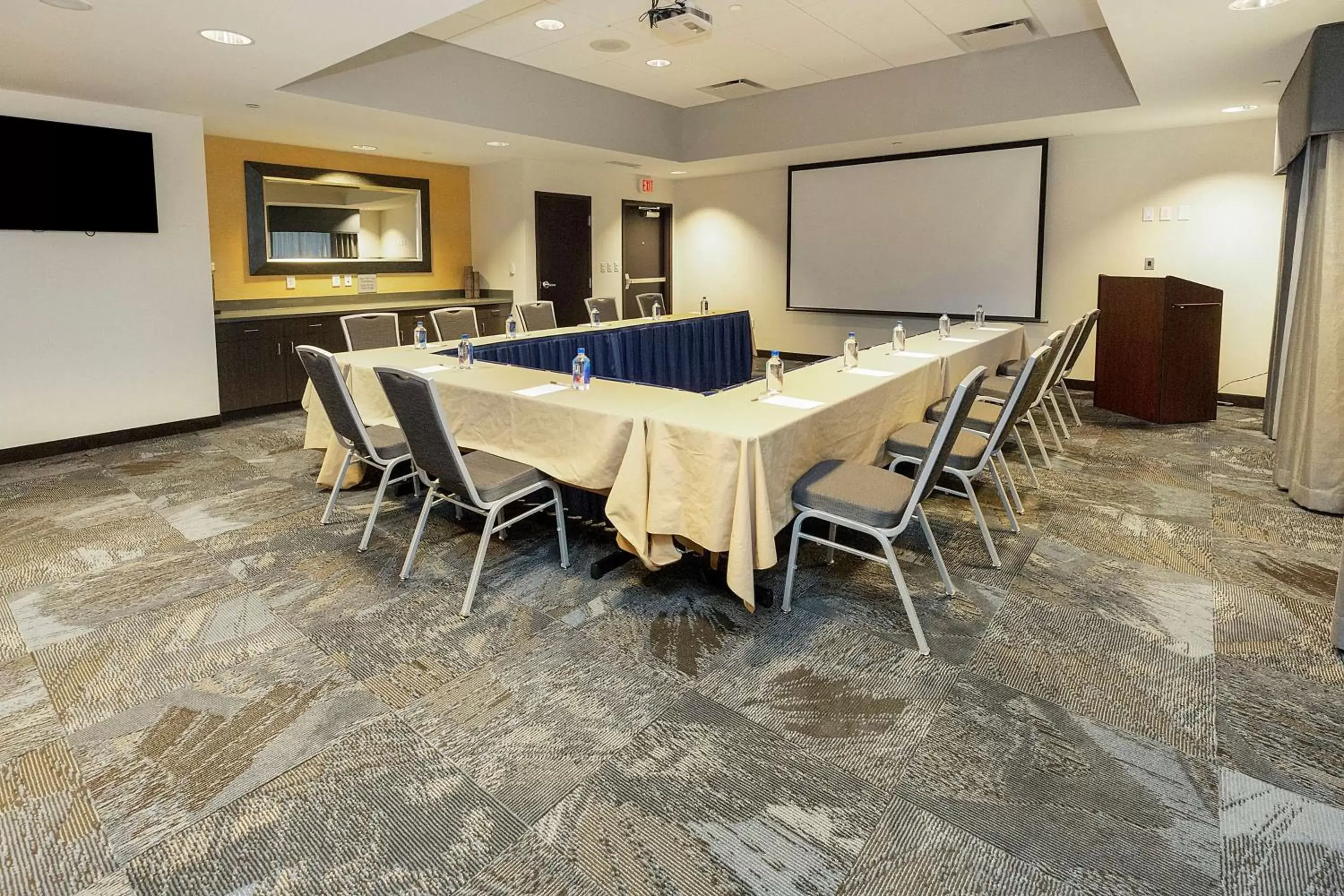 Meeting/conference room in Hampton Inn & Suites Morgantown / University Town Centre