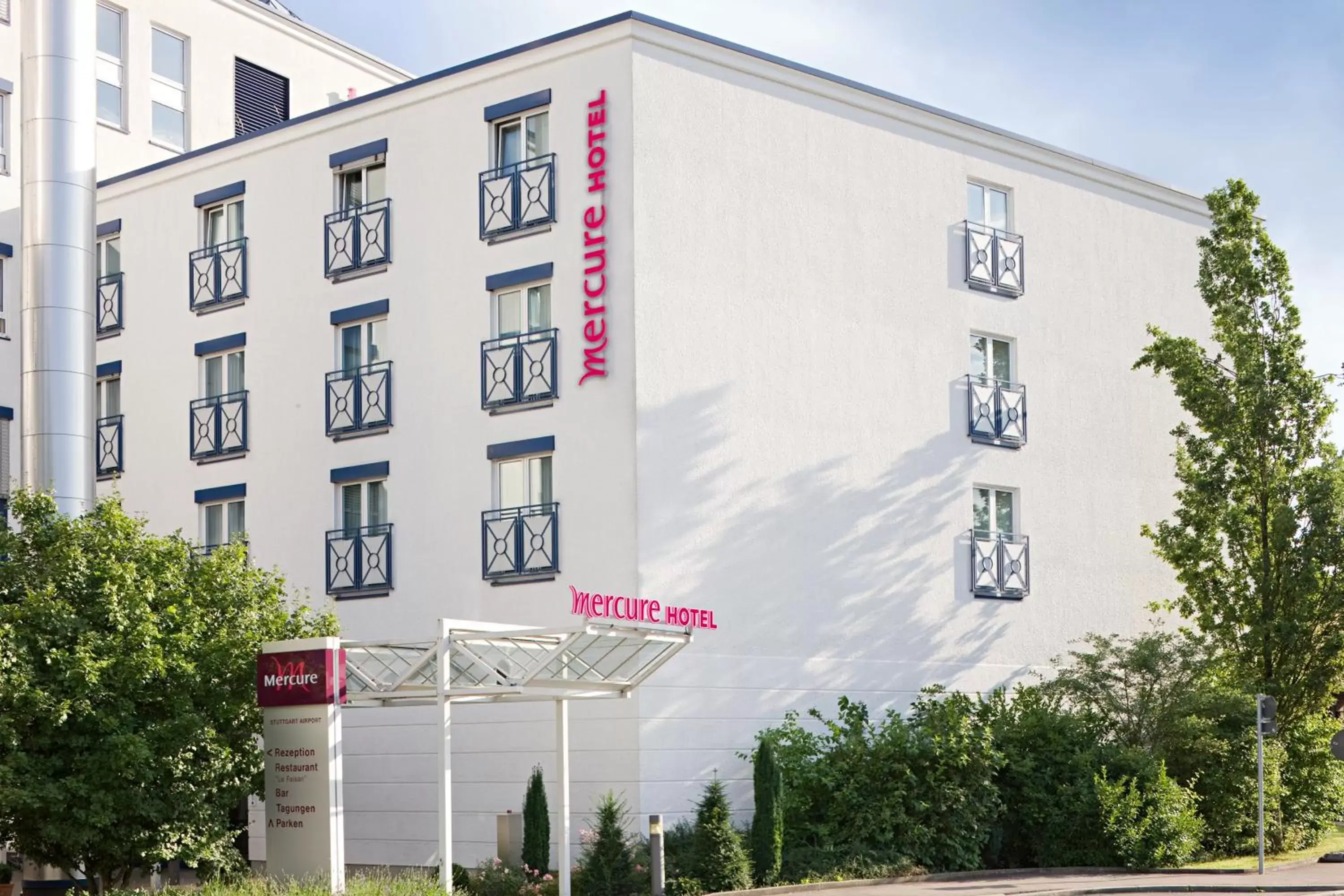 Facade/entrance, Property Building in Mercure Hotel Stuttgart Airport Messe