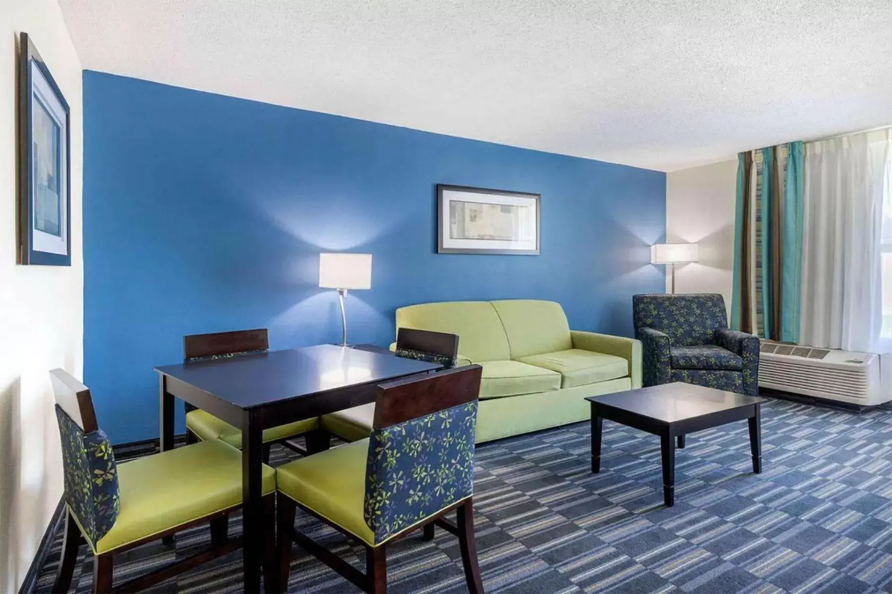 Photo of the whole room, Seating Area in Days Inn and Suites by Wyndham Oxford