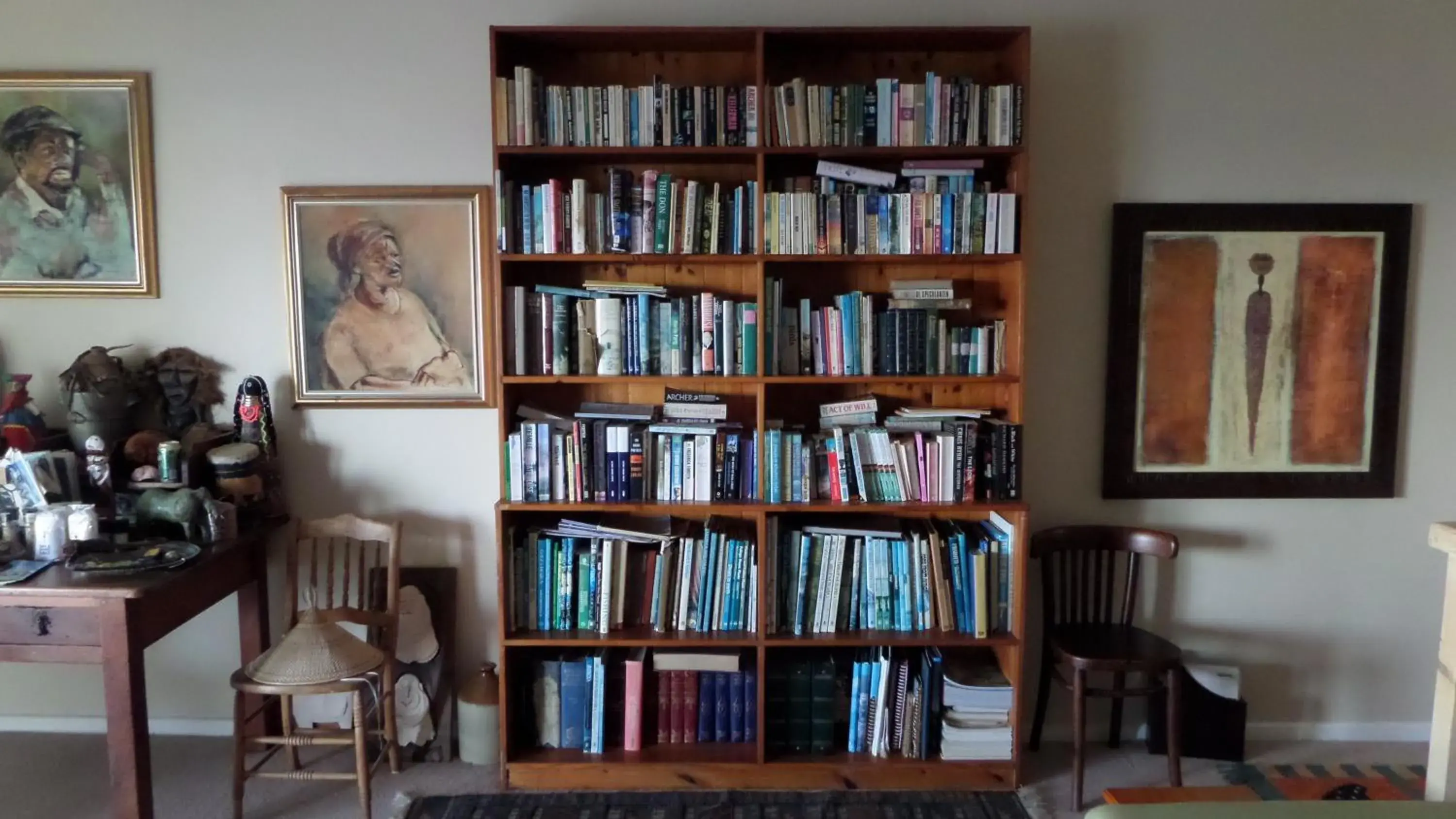 Library in Moonglow Guesthouse