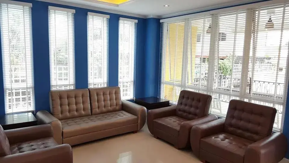 Seating Area in Garden Hill Hotel