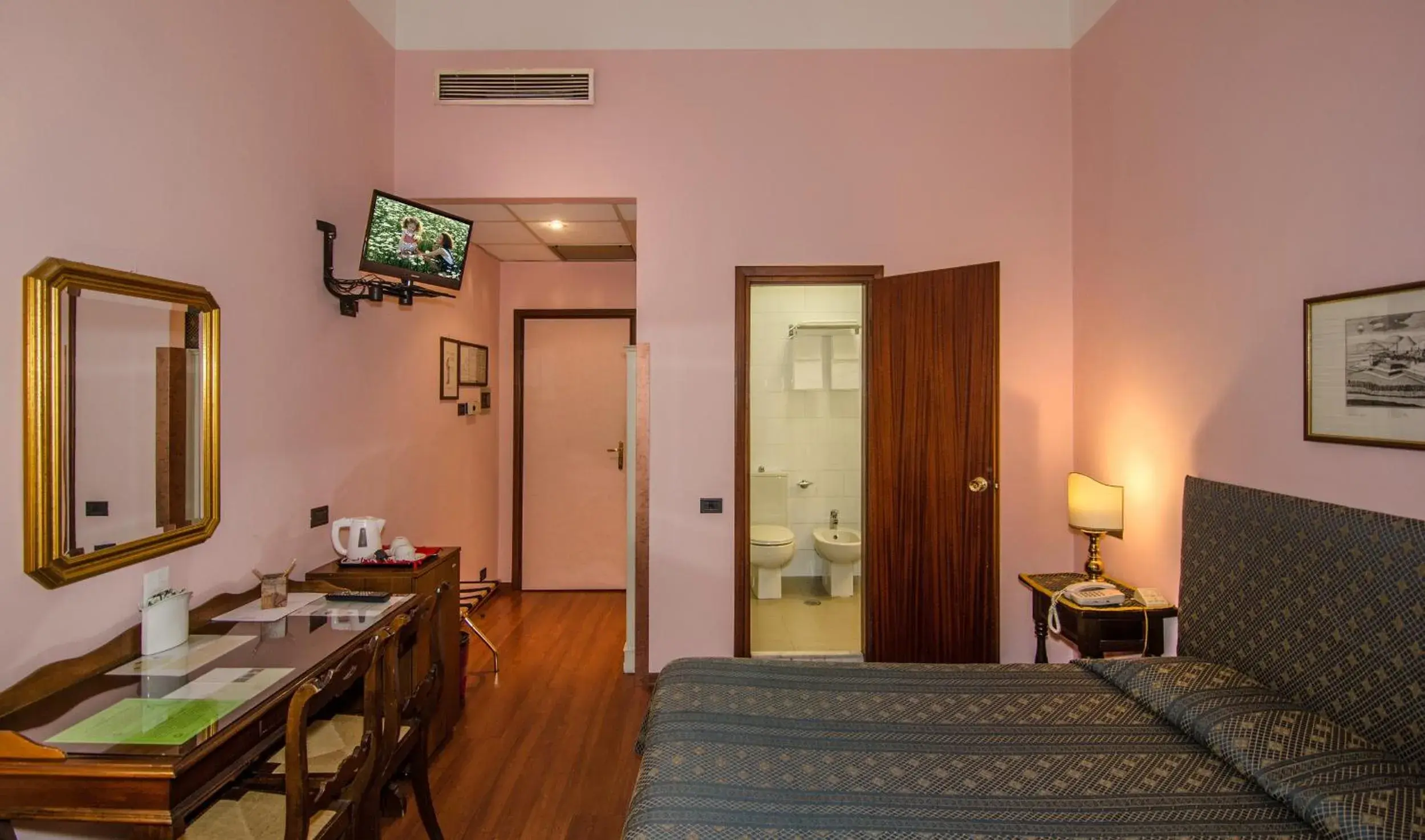 Bathroom, TV/Entertainment Center in Hotel Rex