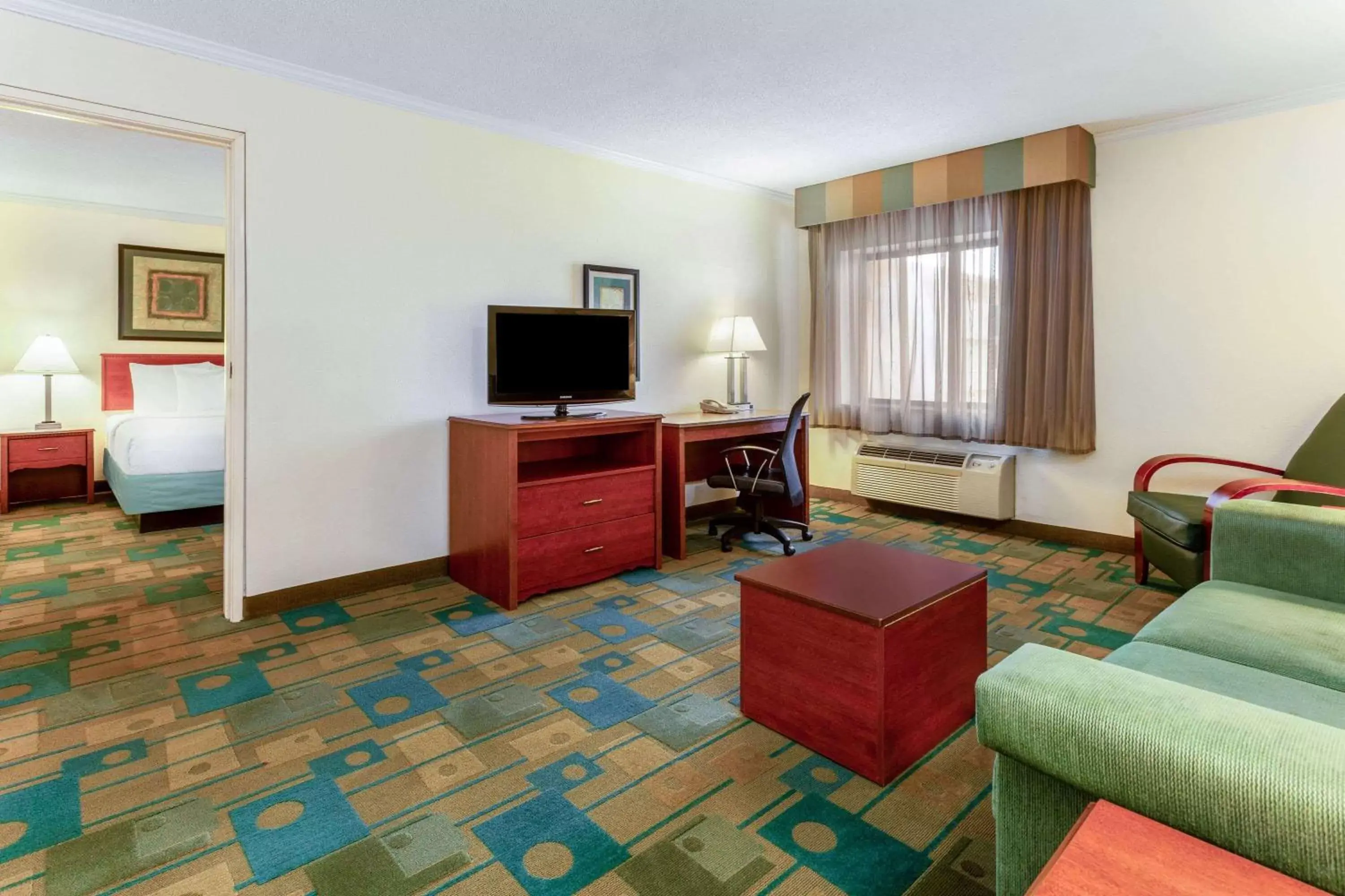 Photo of the whole room, TV/Entertainment Center in La Quinta Inn by Wyndham Chicago Willowbrook