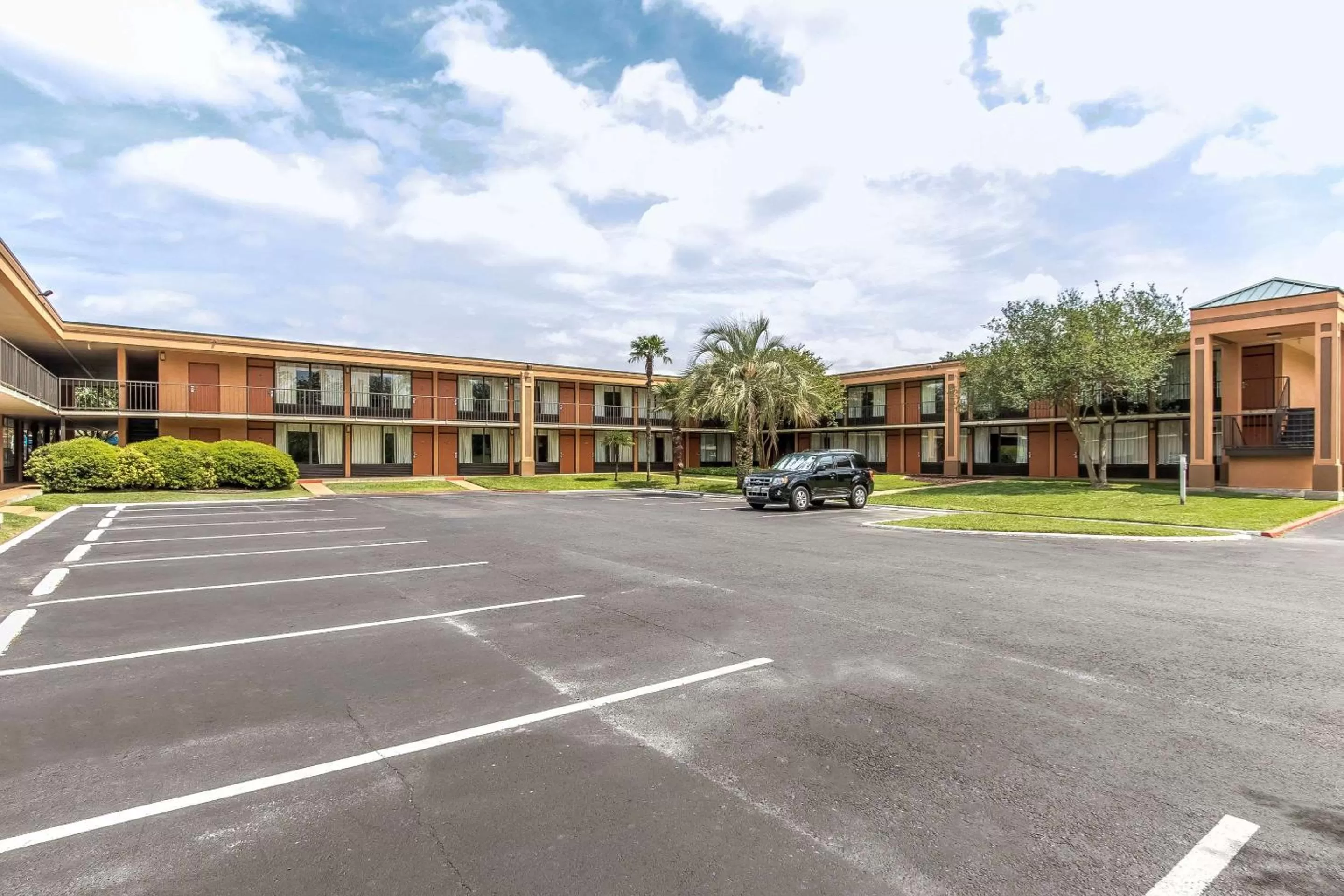 Property building in Clarion Inn Morgan City