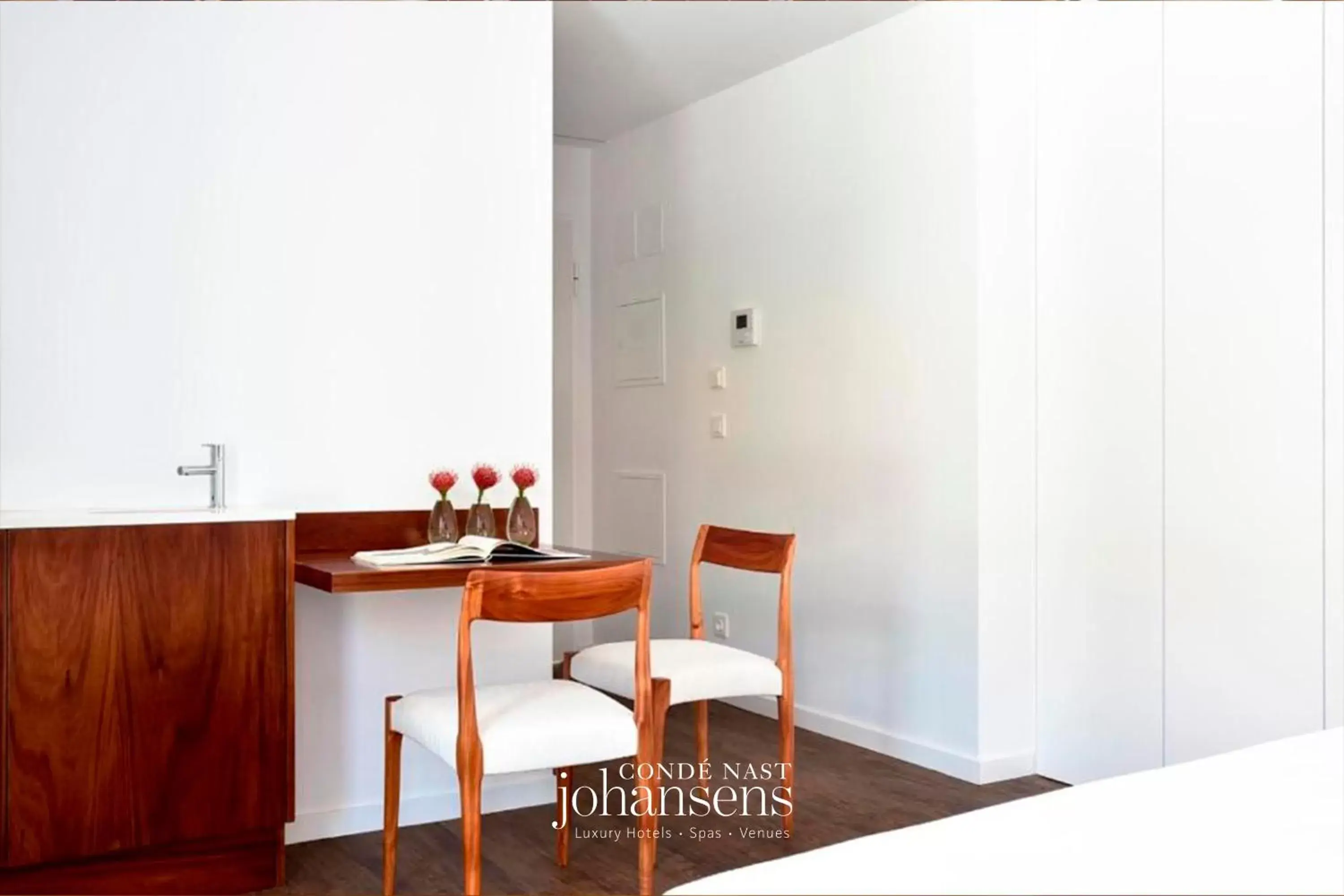 Dining Area in Casa Melo Alvim - by Unlock Hotels