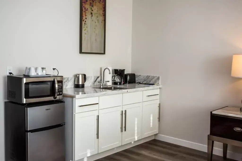 Kitchen/Kitchenette in Luxurious Studio in Heart of San Diego w Cali King