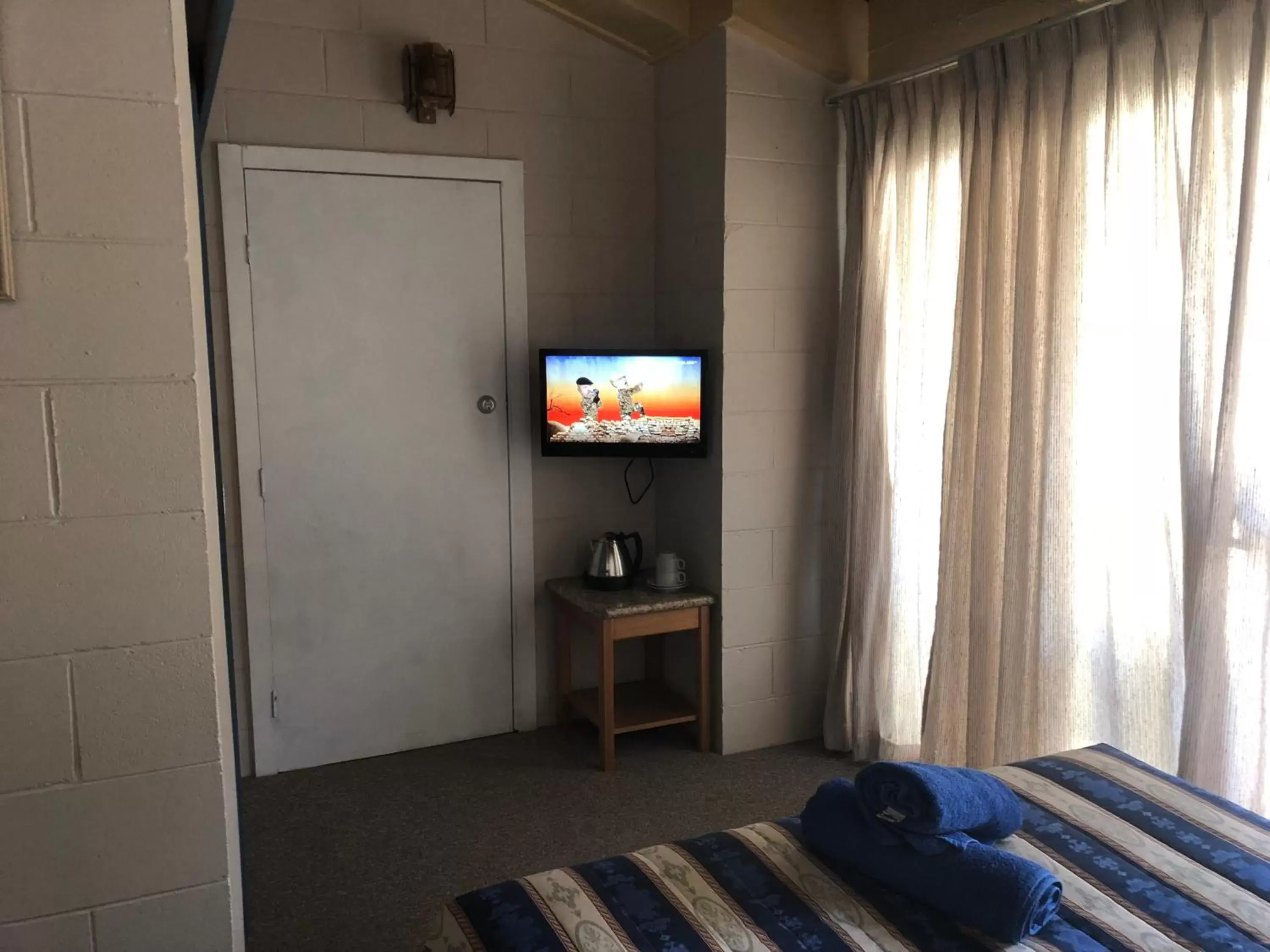 Photo of the whole room, TV/Entertainment Center in Breeze Inn 13 Princes Highway, Ulladulla