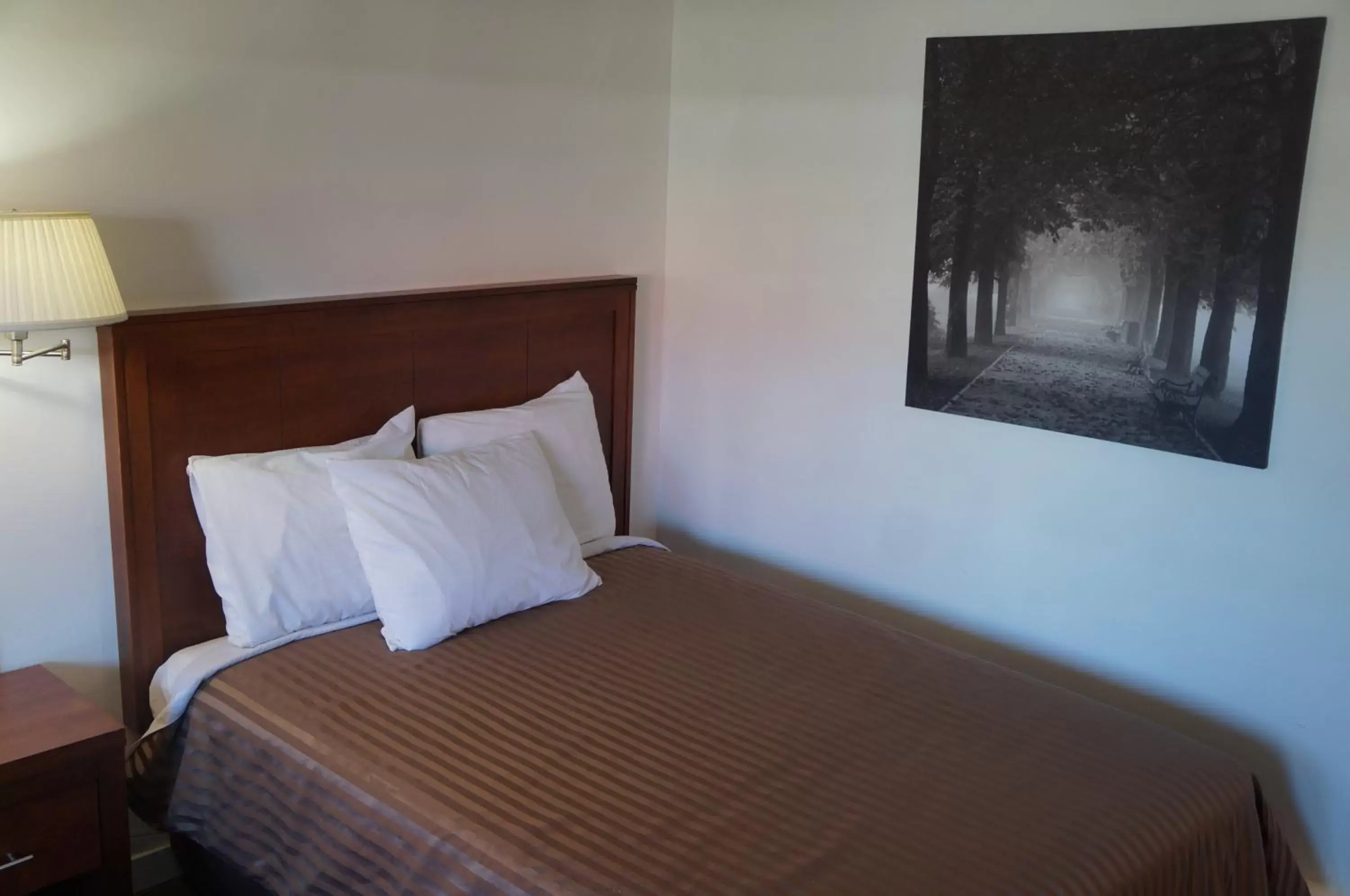 Bed in Westward Inn & Suites
