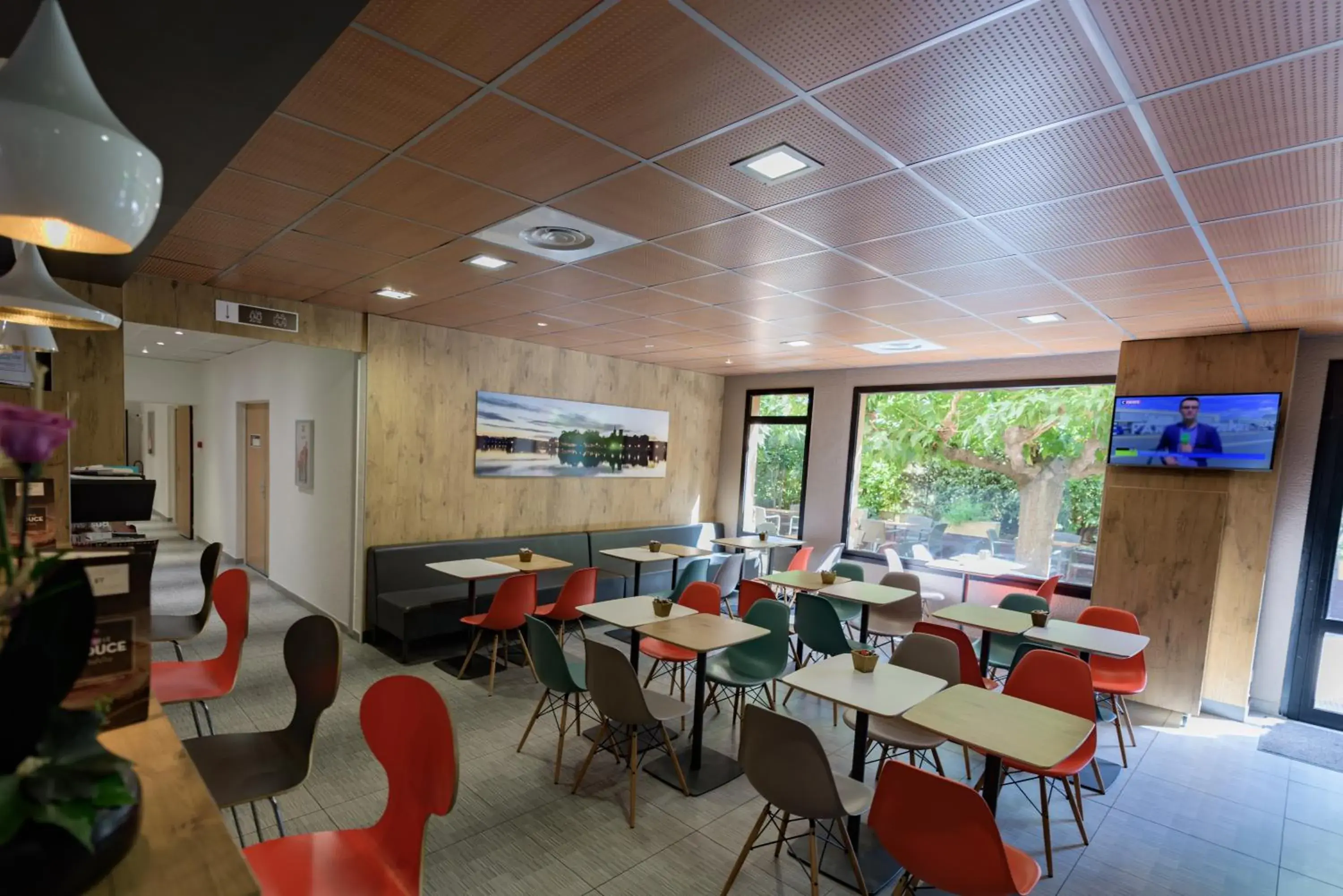 Lounge or bar in ibis Avignon Centre Pont De L'Europe Lounge or bar in ibis Avignon Centre Pont De L'Europe