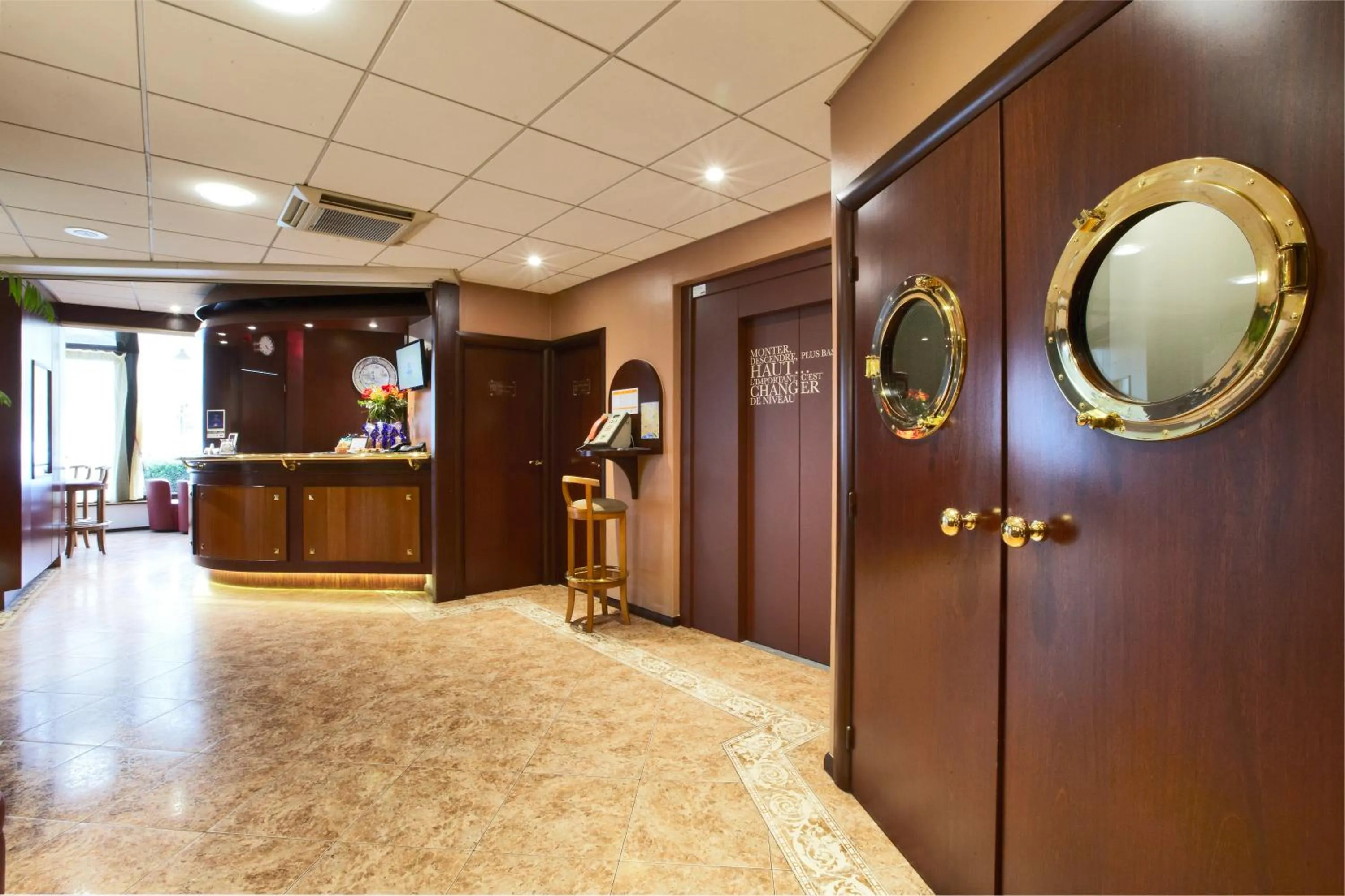 Lobby or reception in Kyriad Hotel Nevers Centre