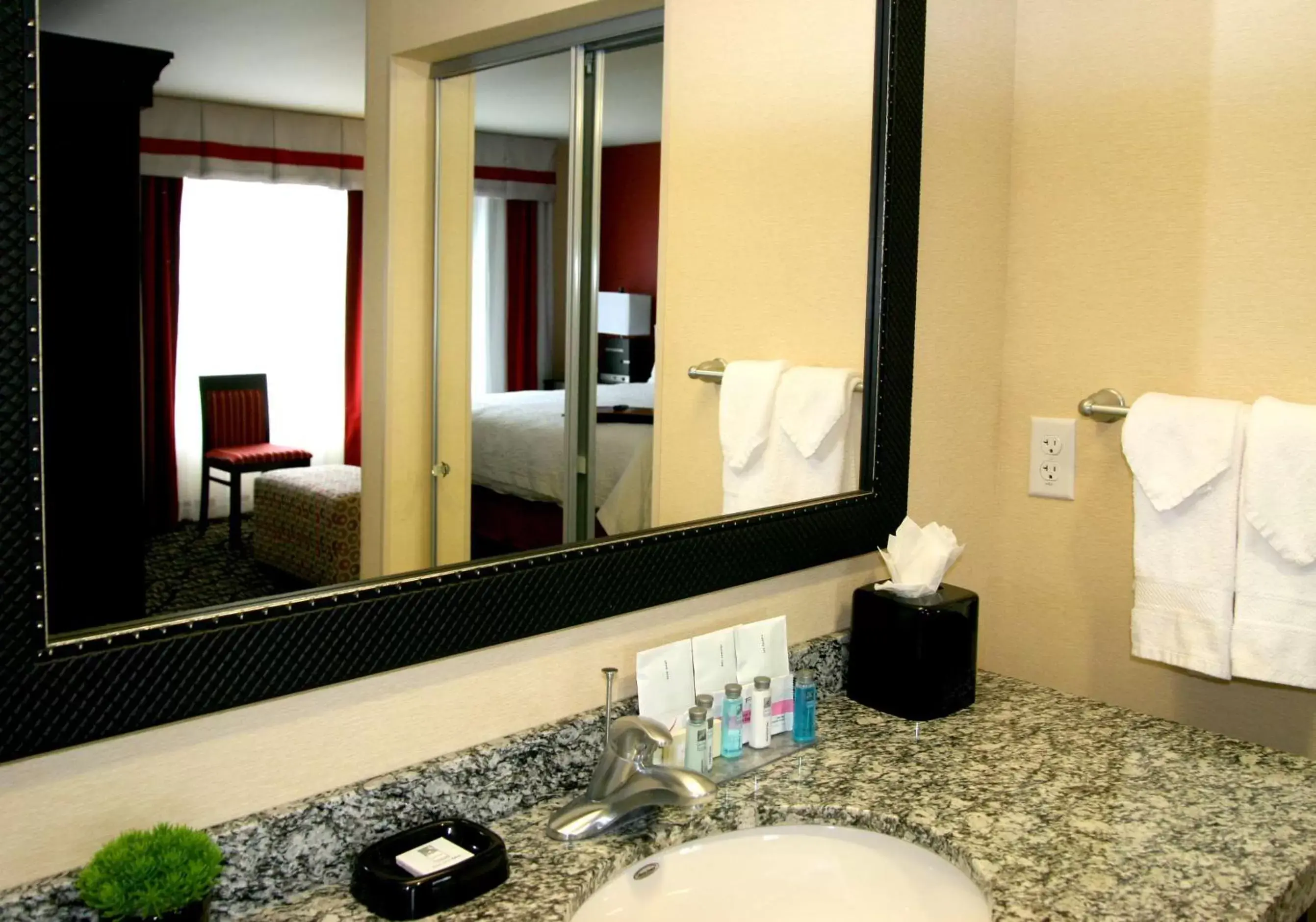 Bed, Bathroom in Hampton Inn & Suites Salt Lake City-University/Foothill Drive