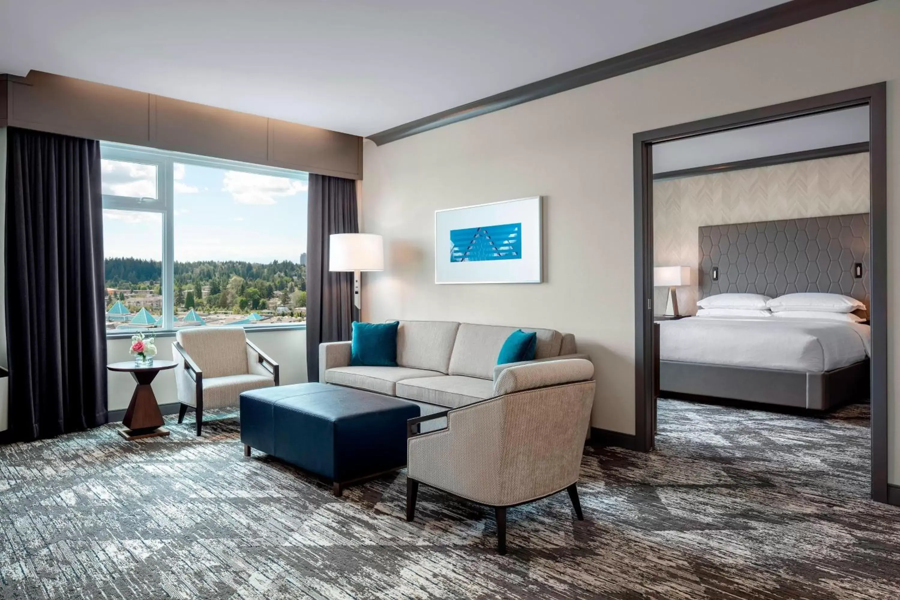 Living room, Seating Area in Sheraton Vancouver Guildford Hotel