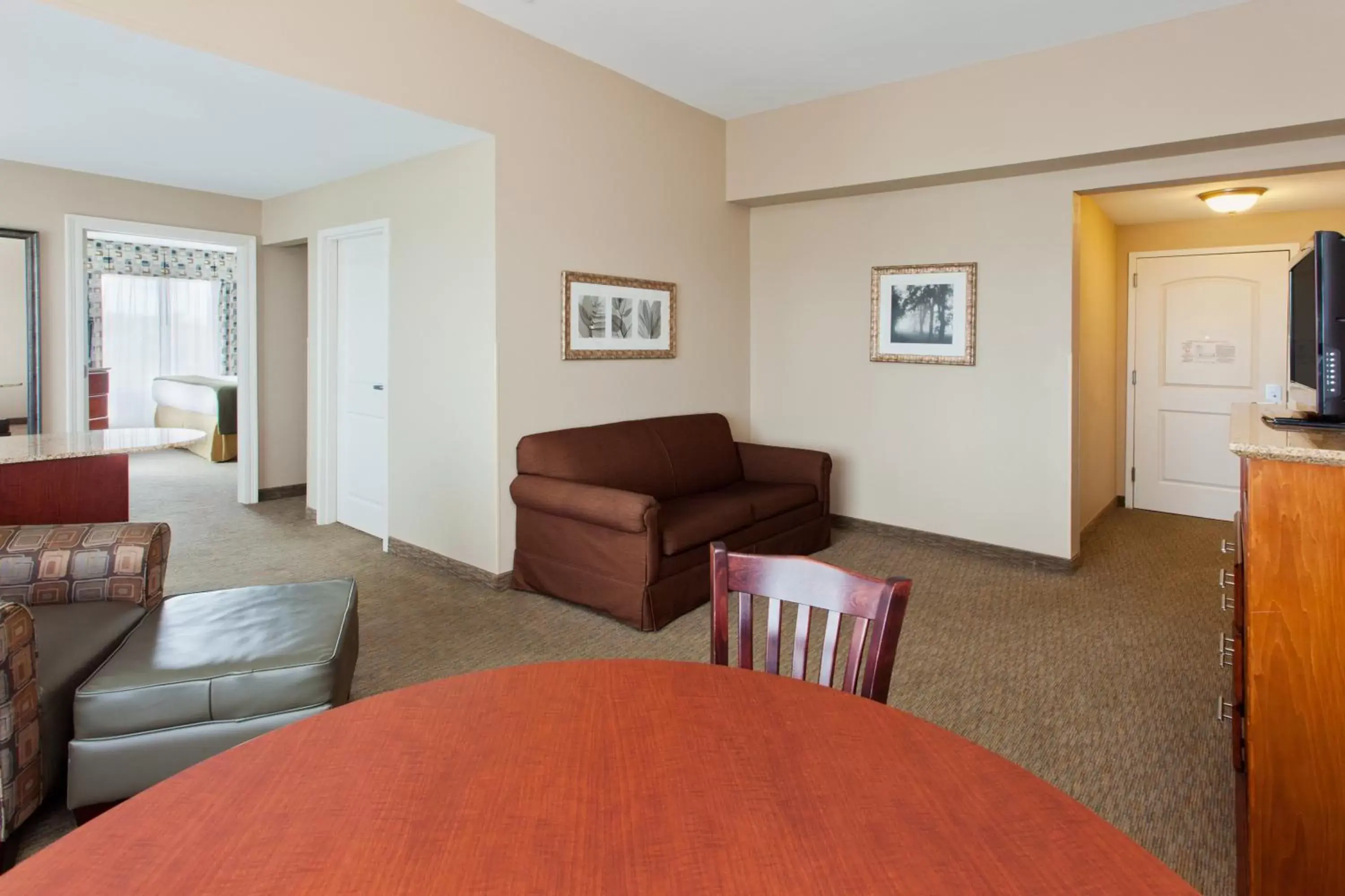 Photo of the whole room, Seating Area in Holiday Inn Express & Suites Baton Rouge East, an IHG Hotel