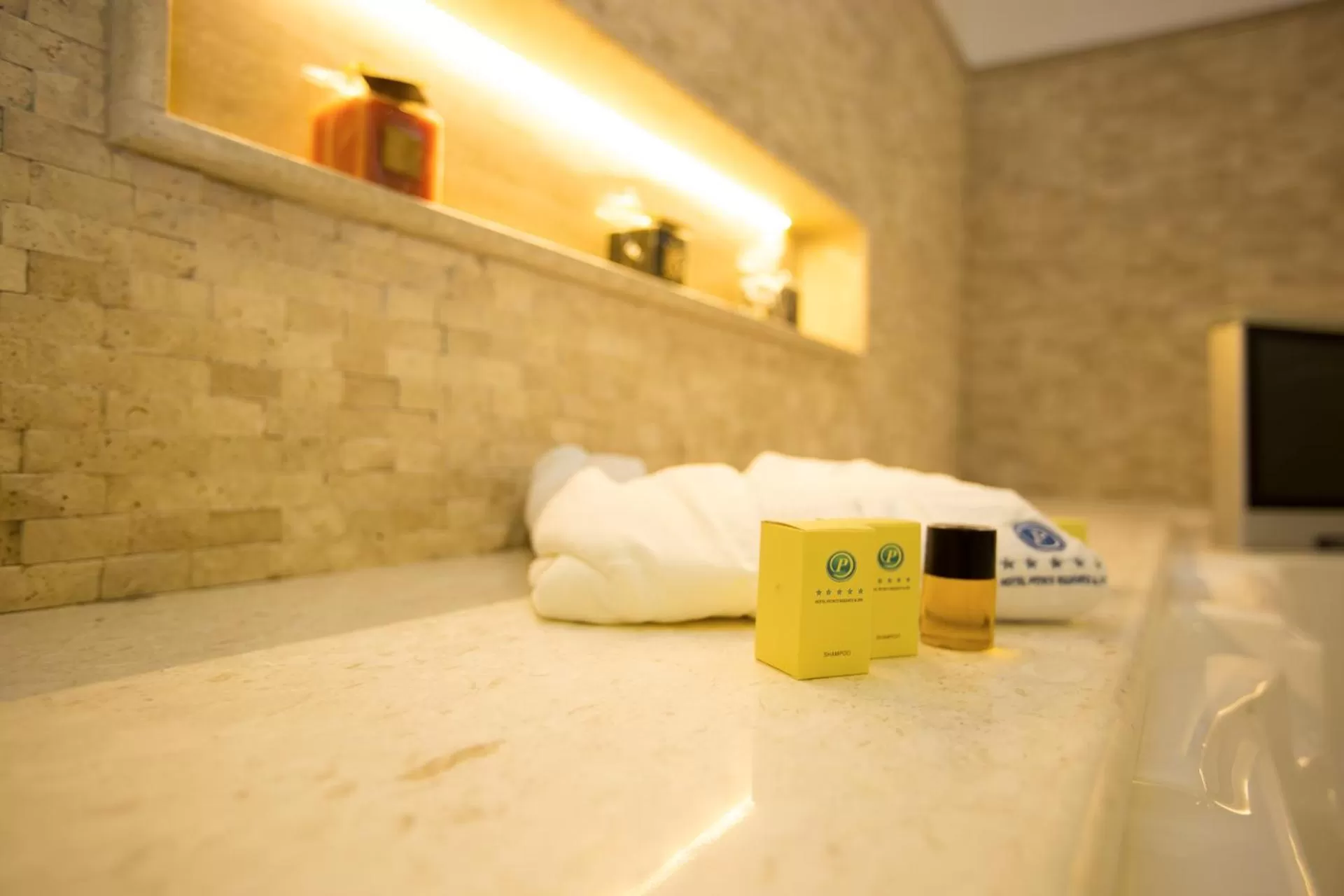 Swimming pool, Bathroom in Petriti & Spa