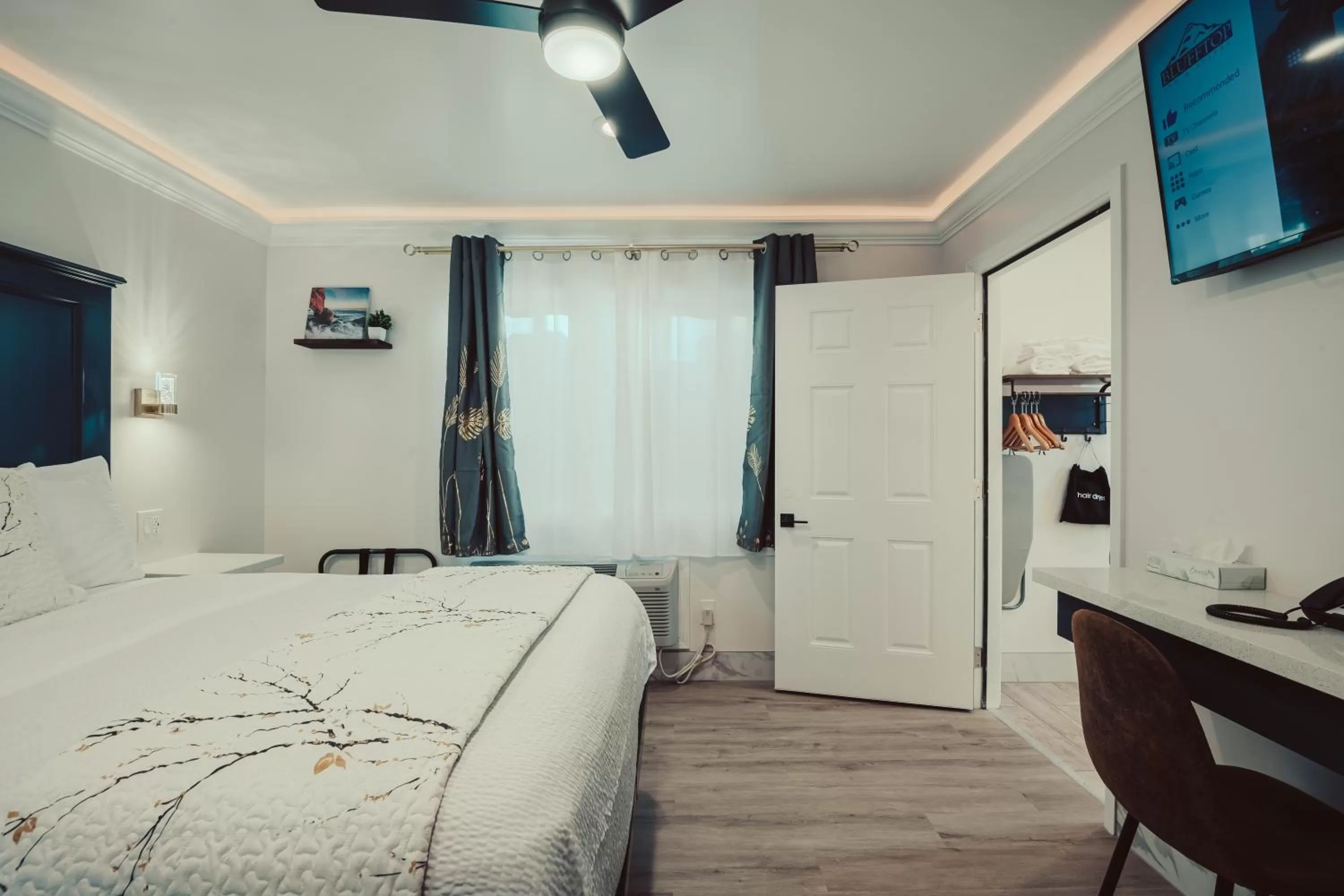 Bed in Blufftop Inn & Suites - Wharf/Restaurant District