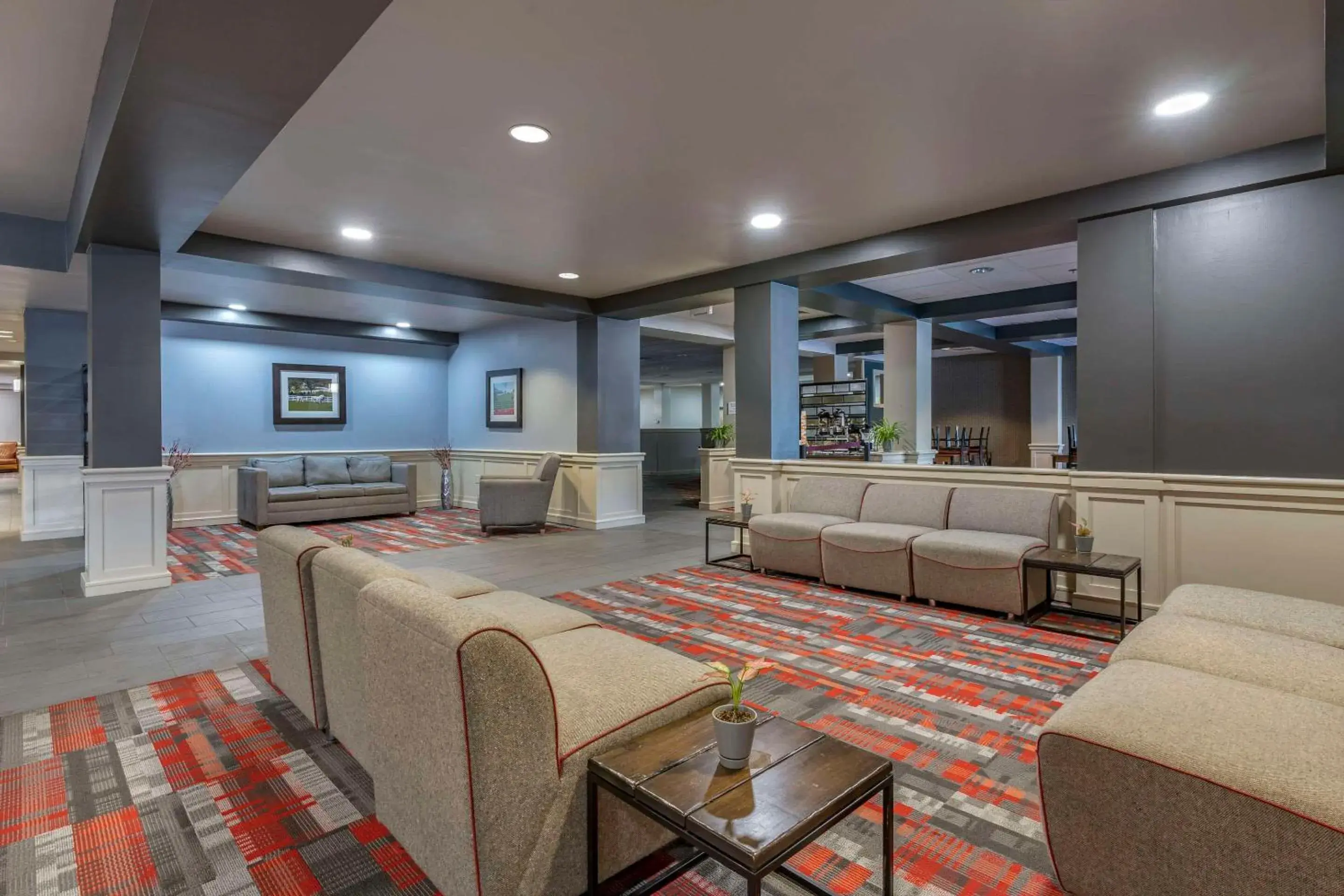 Communal lounge/ TV room in MainStay Suites Lexington I-75