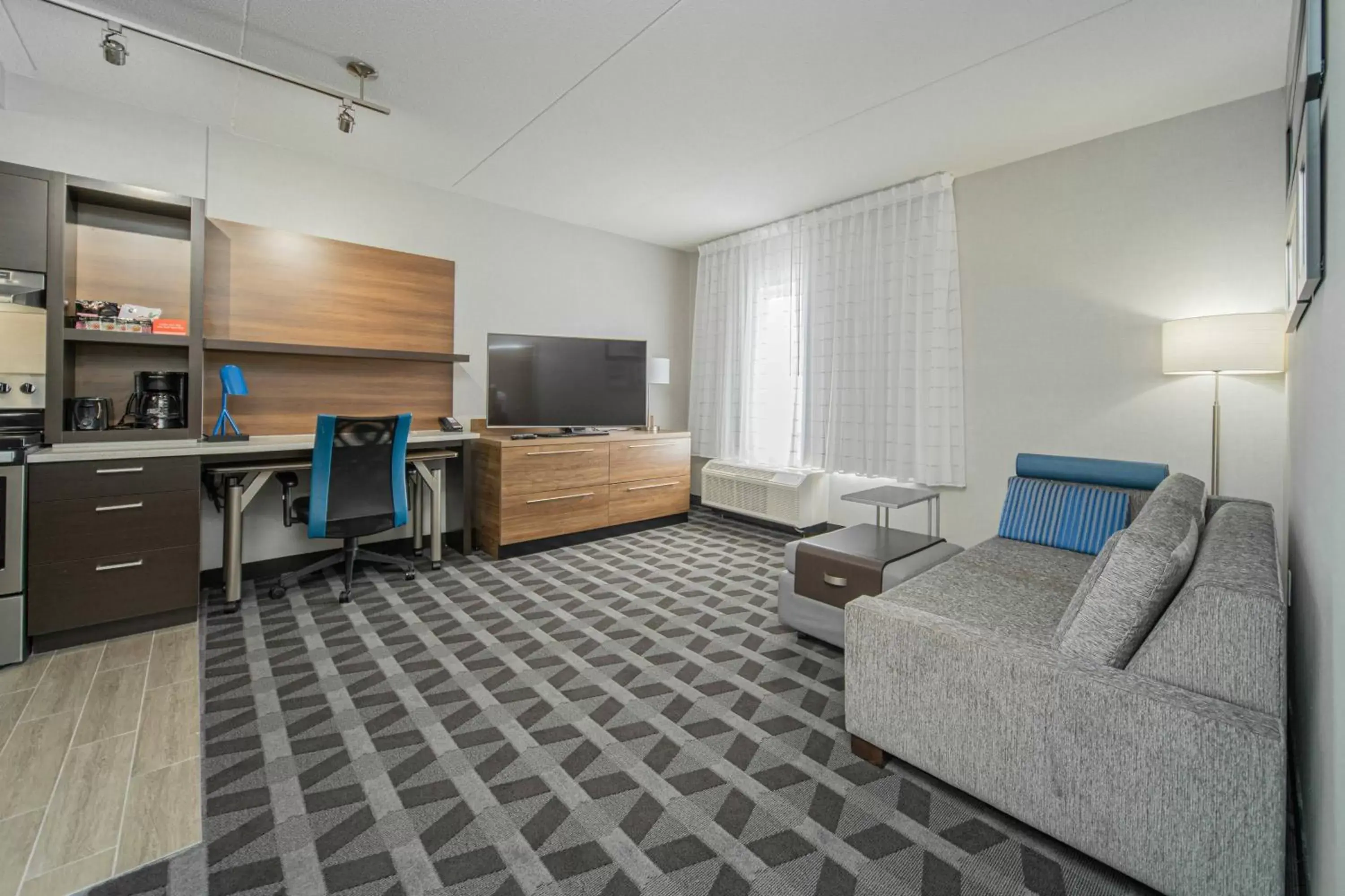 Bedroom, Seating Area in TownePlace Suites by Marriott Brantford and Conference Centre