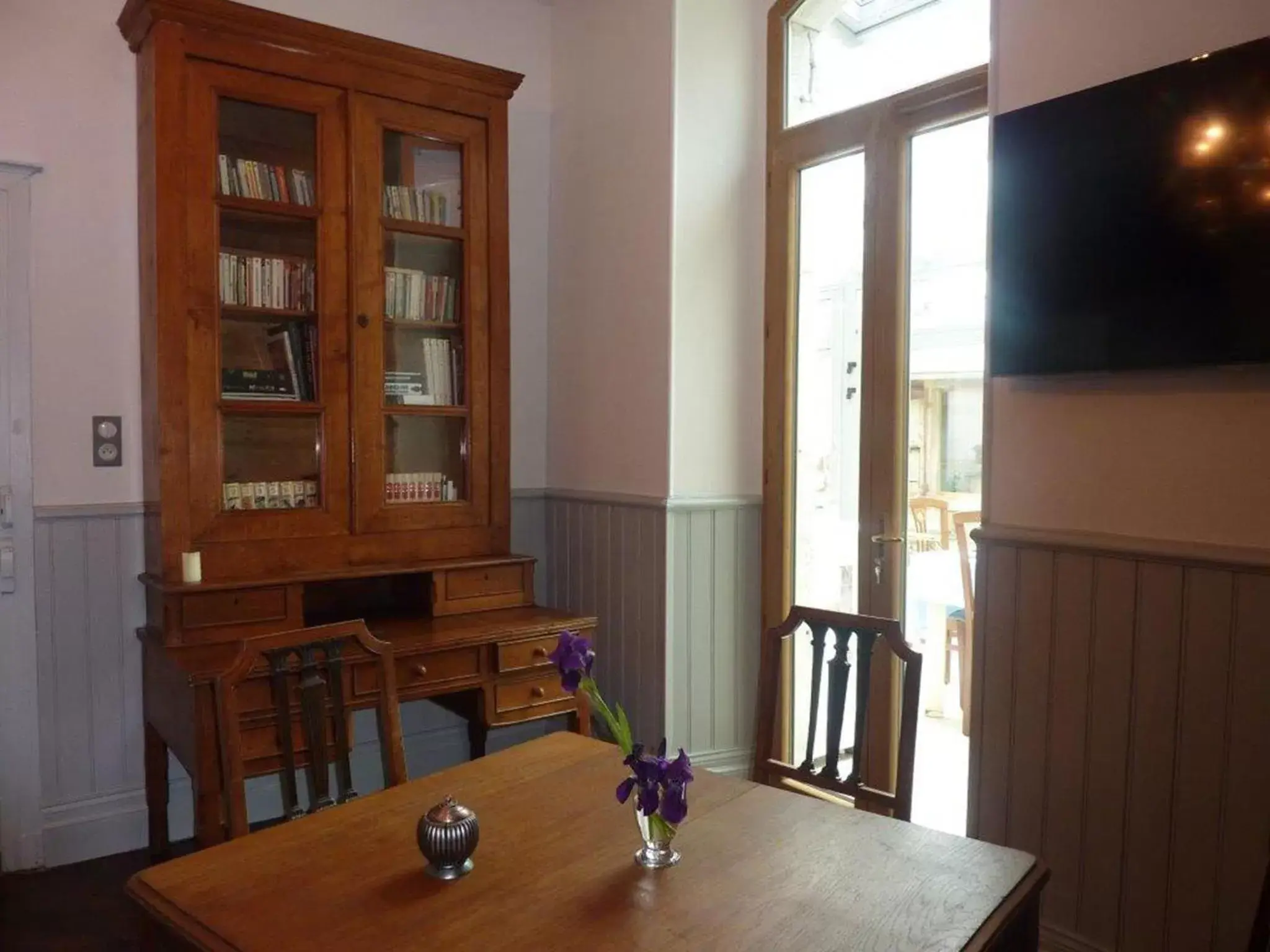 Communal lounge/ TV room in L'Enclos des Jacobins