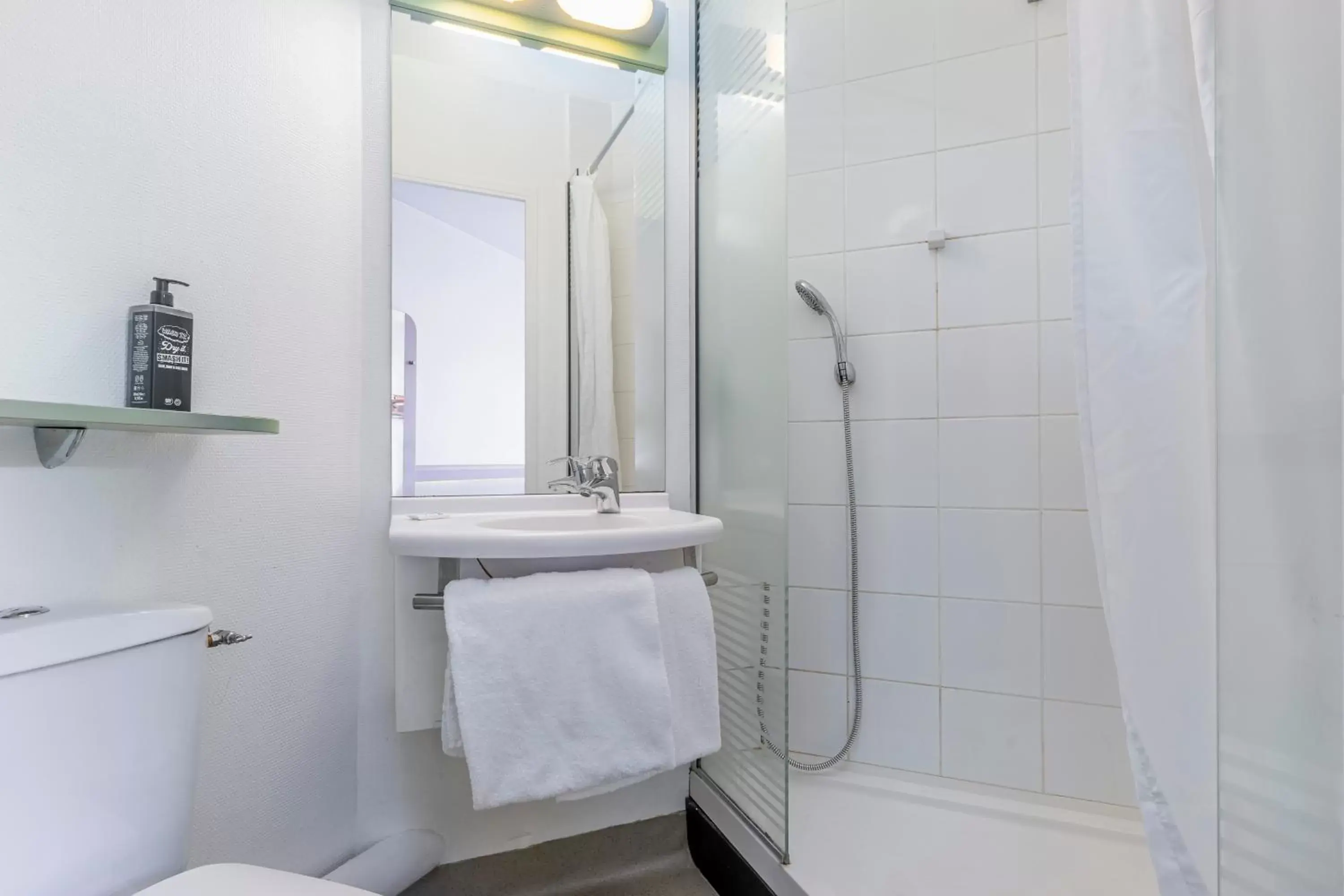 Bathroom in B&B HOTEL Aix-en-Provence Meyreuil Sainte-Victoire