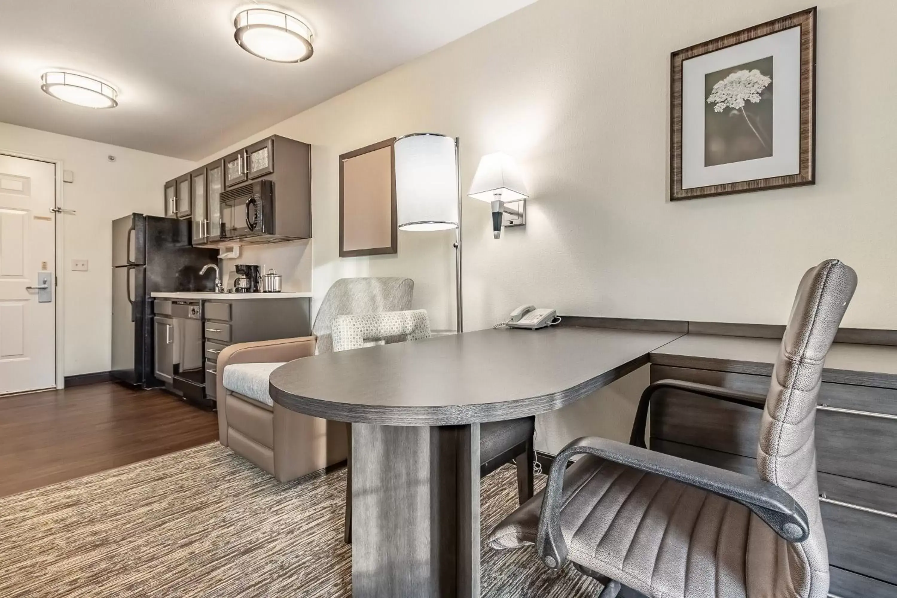 Photo of the whole room, Kitchen/Kitchenette in Candlewood Suites Lincoln, an IHG Hotel