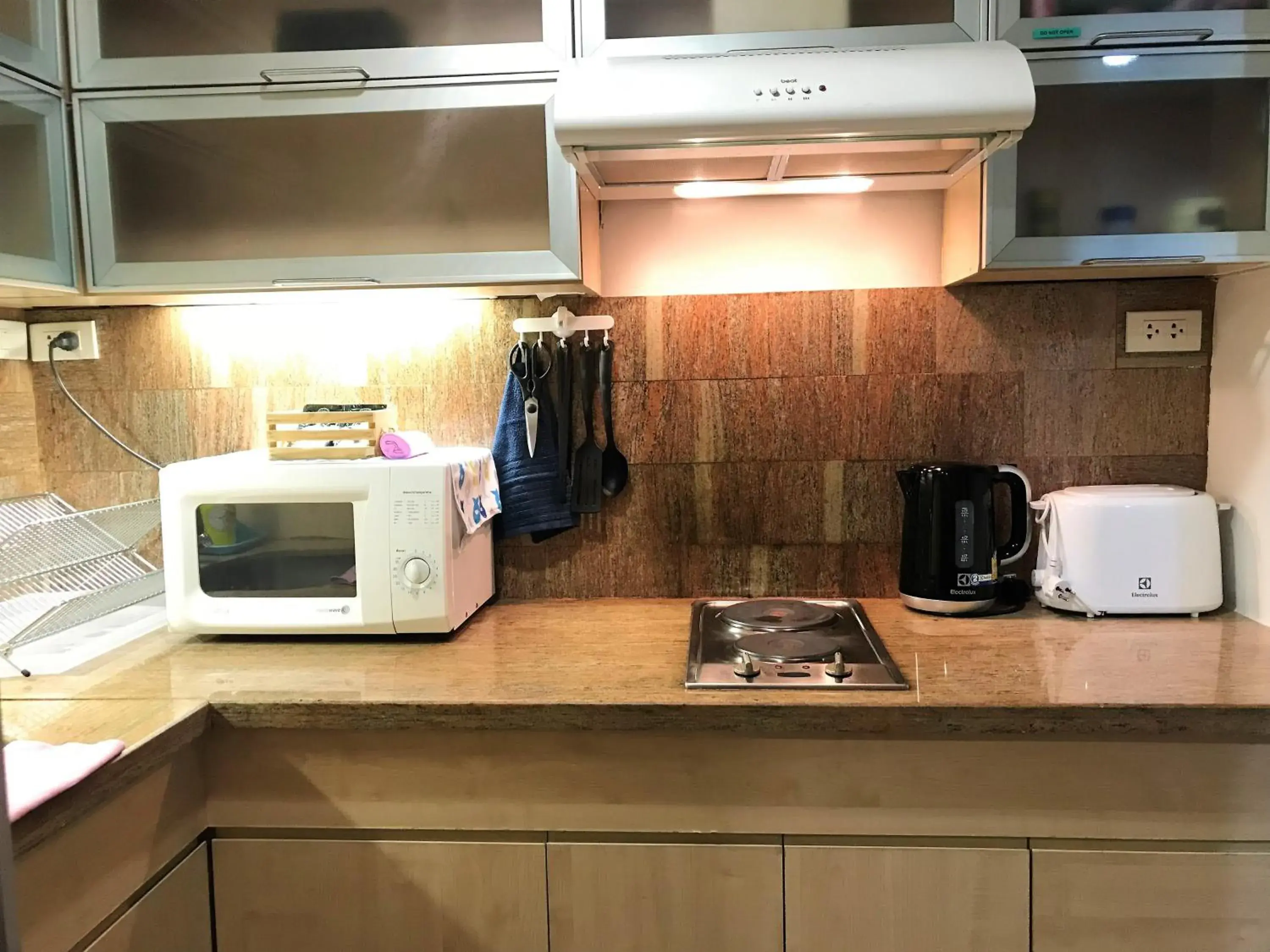Kitchen or kitchenette, Kitchen/Kitchenette in Twin Peaks Sukhumvit Suites